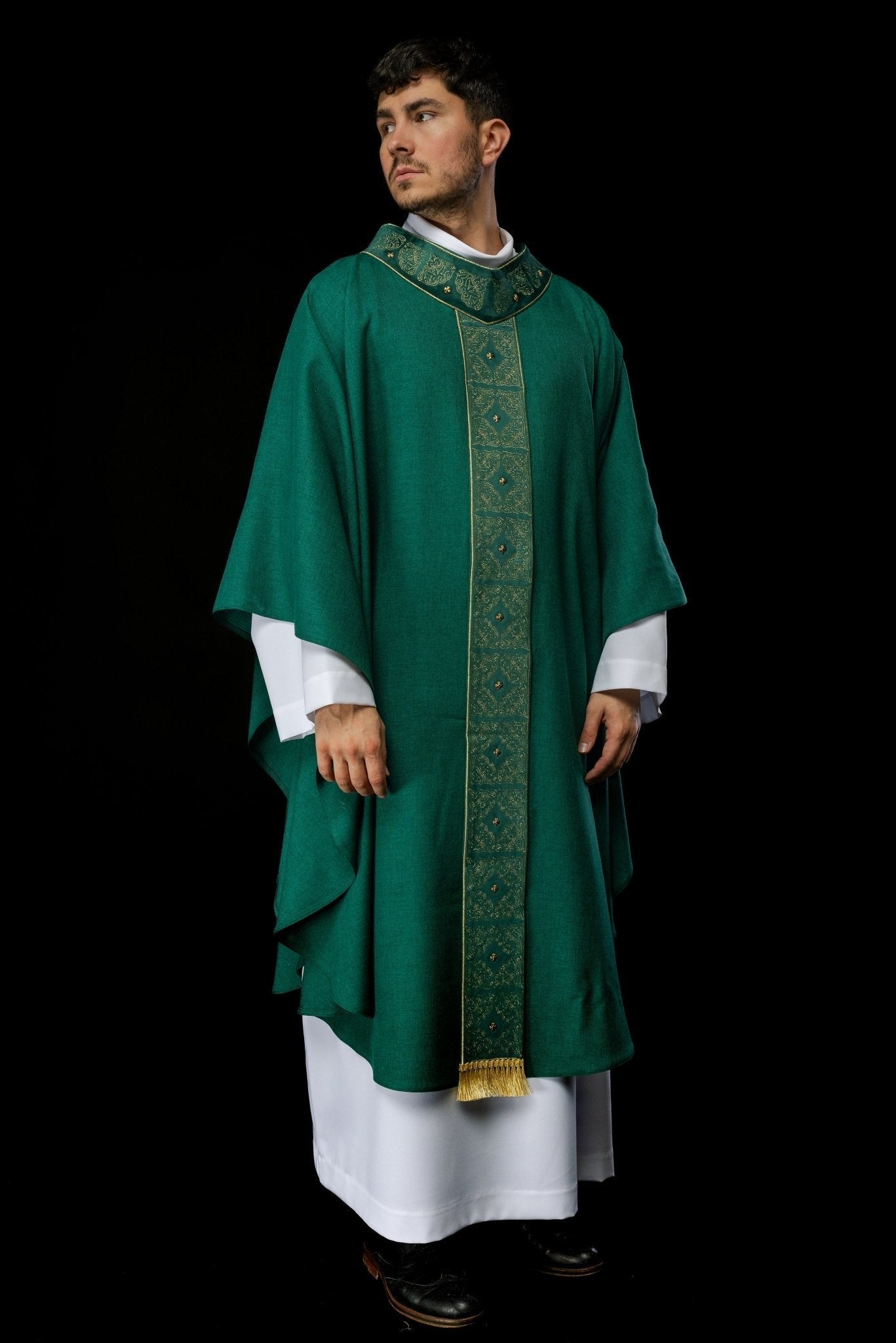 Chasuble avec ceinture et col richement brodés en vert S - 7057 - 01 - 70 - CHASUBLES.FR