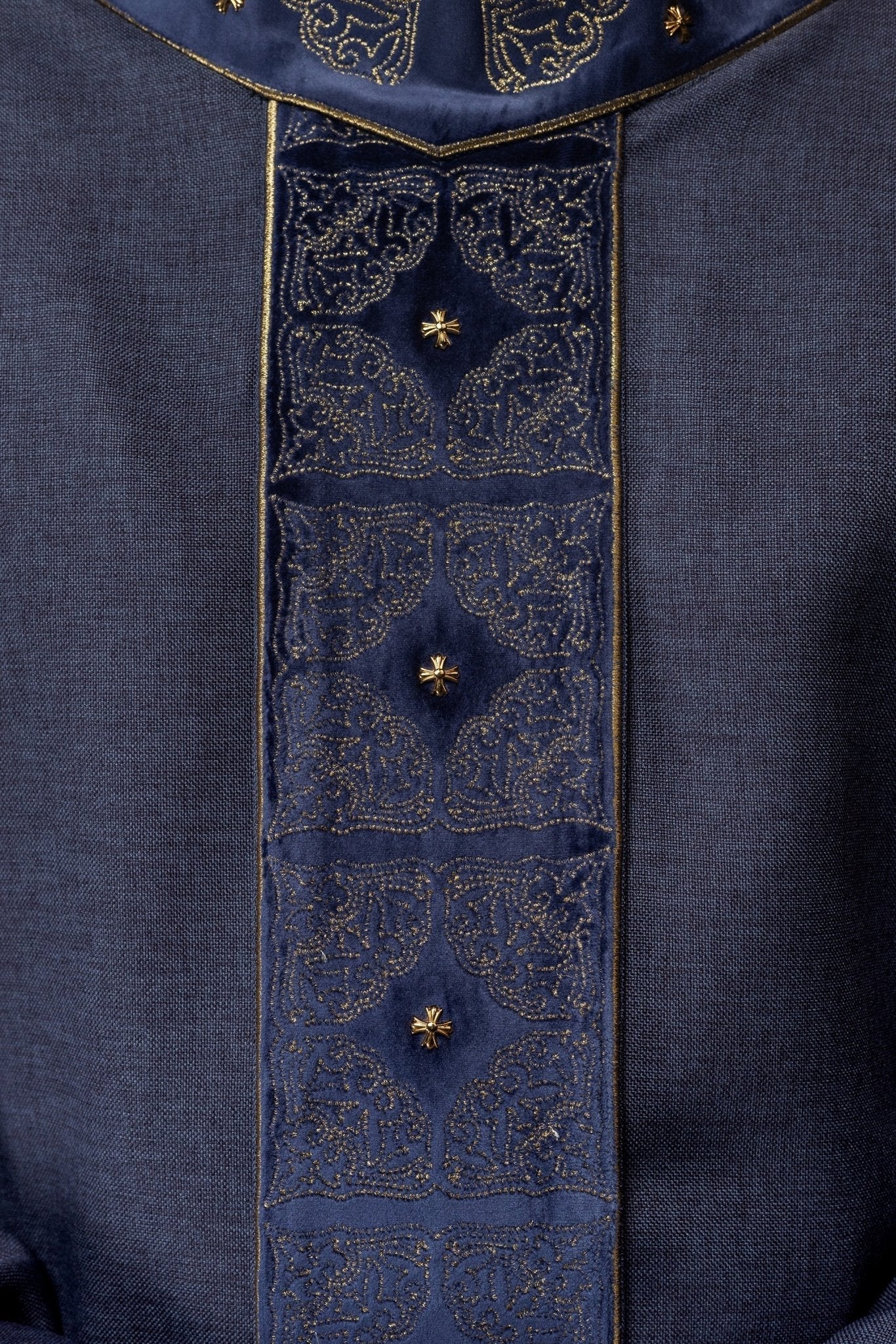 Chasuble avec ceinture et col richement brodés en violet S - 7057 - 03 - 70 - CHASUBLES.FR