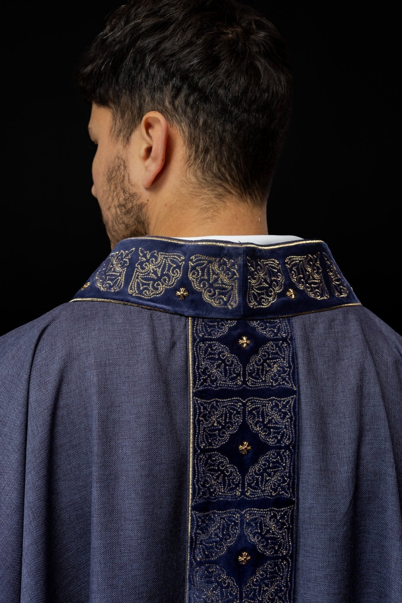 Chasuble avec ceinture et col richement brodés en violet S - 7057 - 03 - 70 - CHASUBLES.FR