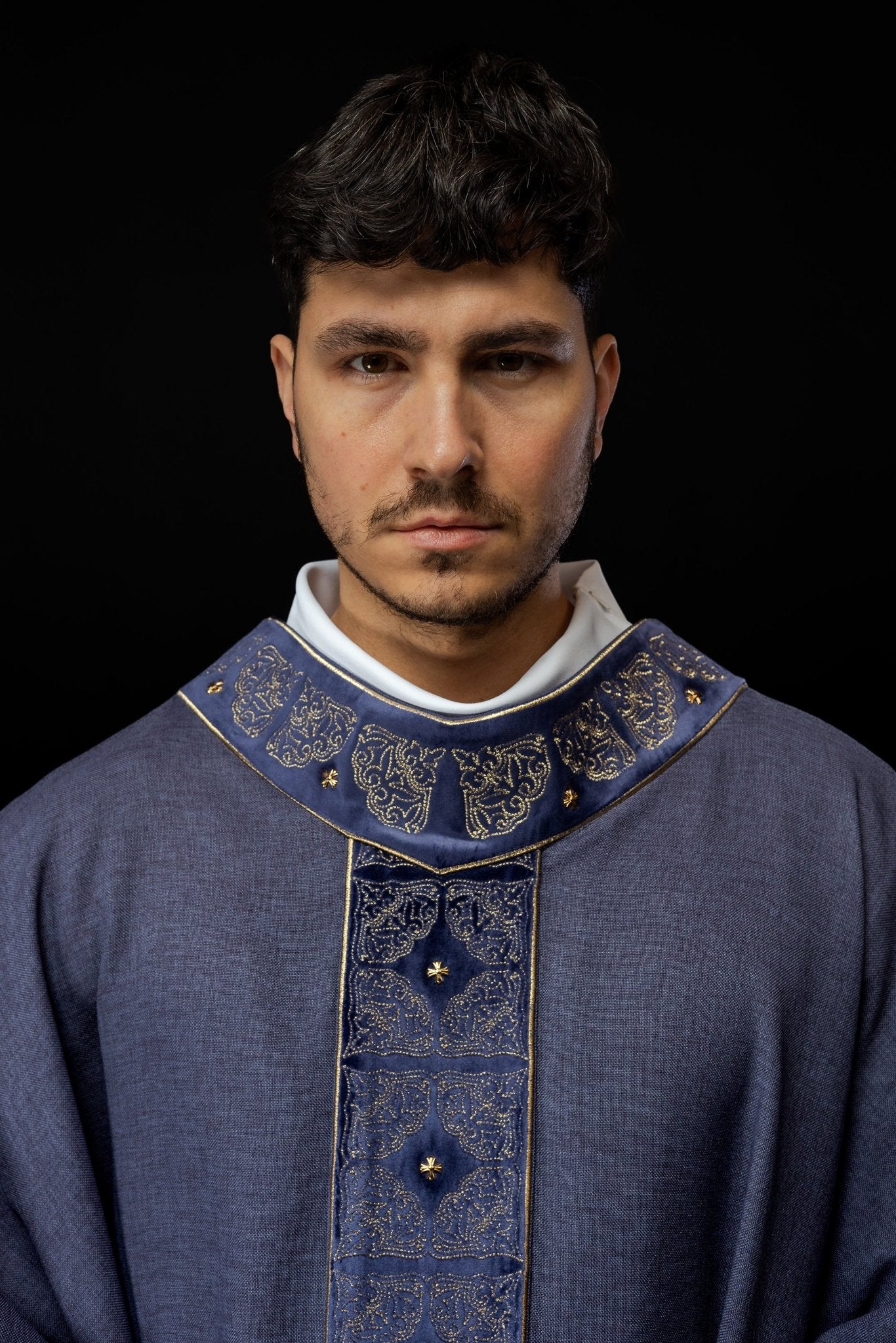 Chasuble avec ceinture et col richement brodés en violet S - 7057 - 03 - 70 - CHASUBLES.FR