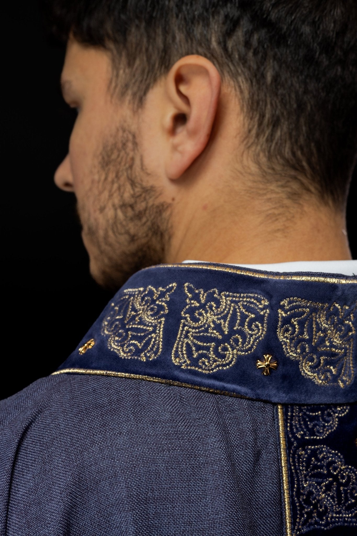 Chasuble avec ceinture et col richement brodés en violet S - 7057 - 03 - 70 - CHASUBLES.FR