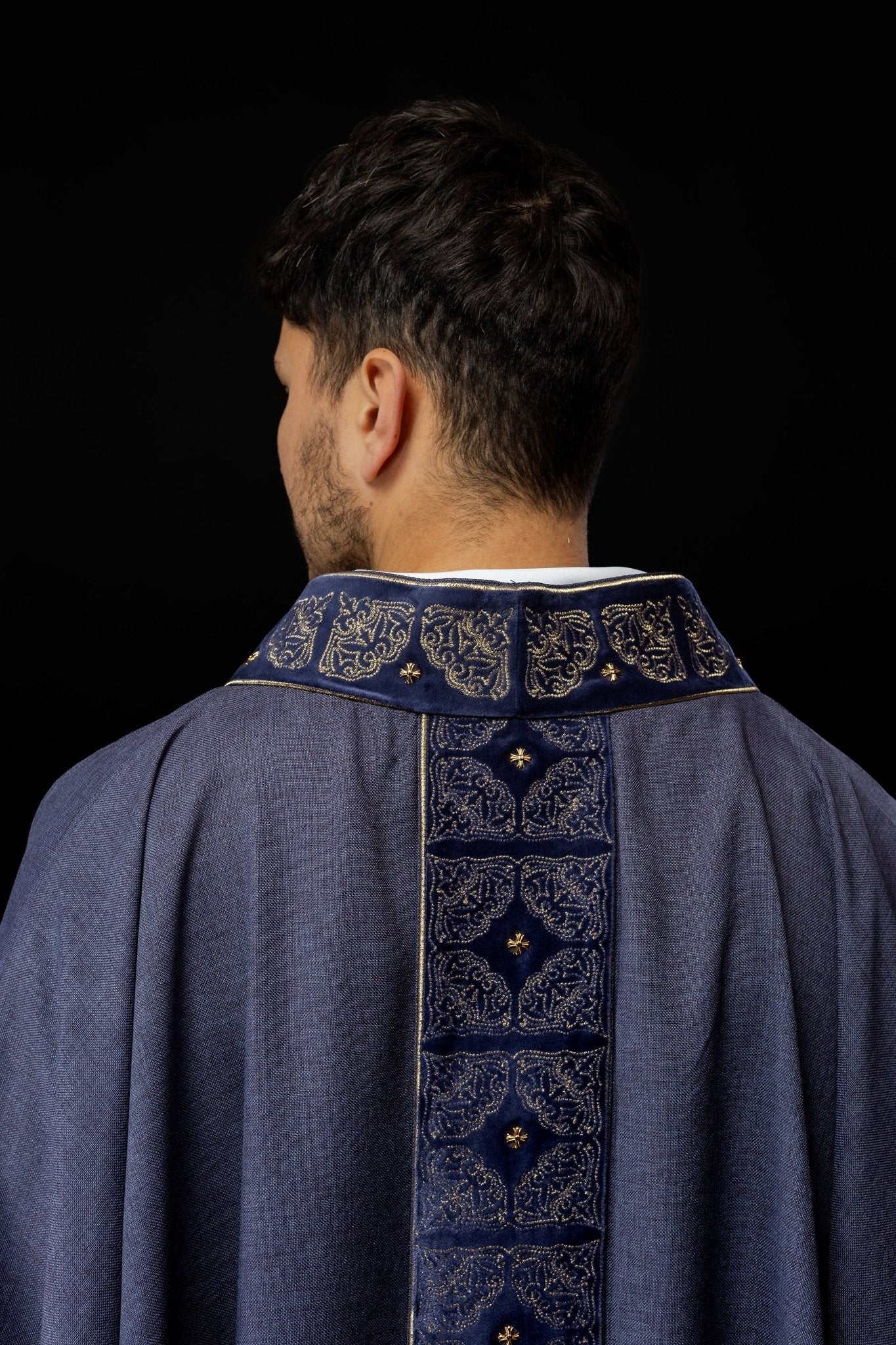 Chasuble avec ceinture et col richement brodés en violet S - 7057 - 03 - 70 - CHASUBLES.FR