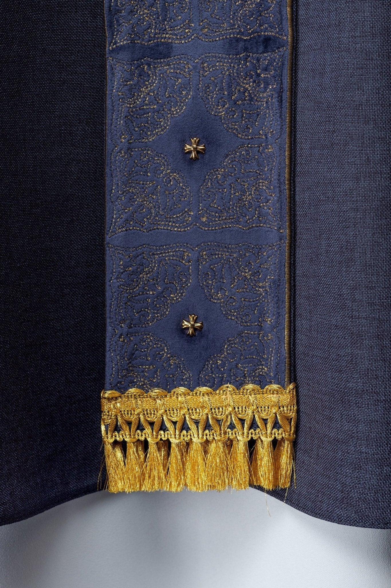 Chasuble avec ceinture et col richement brodés en violet S - 7057 - 03 - 70 - CHASUBLES.FR