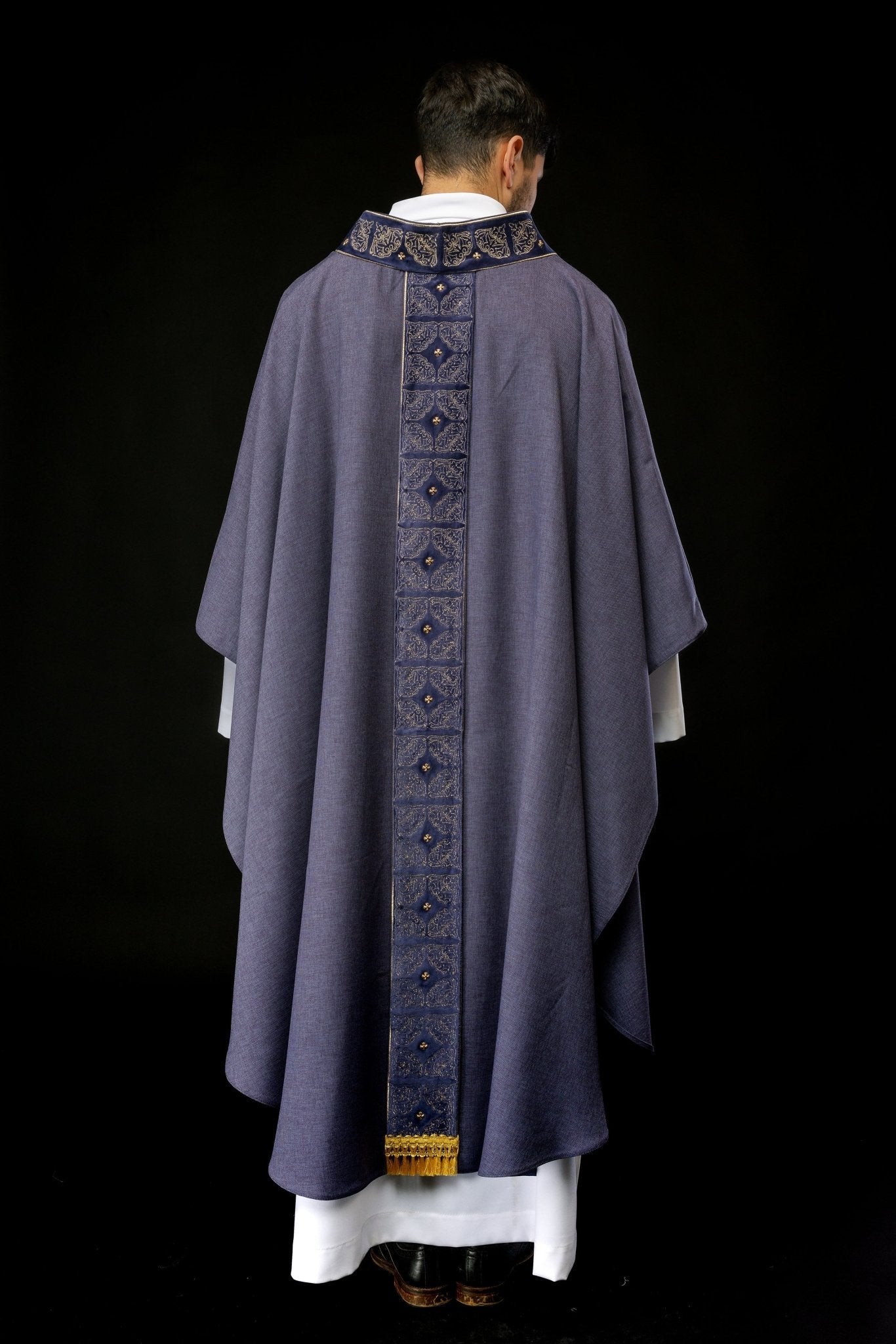 Chasuble avec ceinture et col richement brodés en violet S - 7057 - 03 - 70 - CHASUBLES.FR