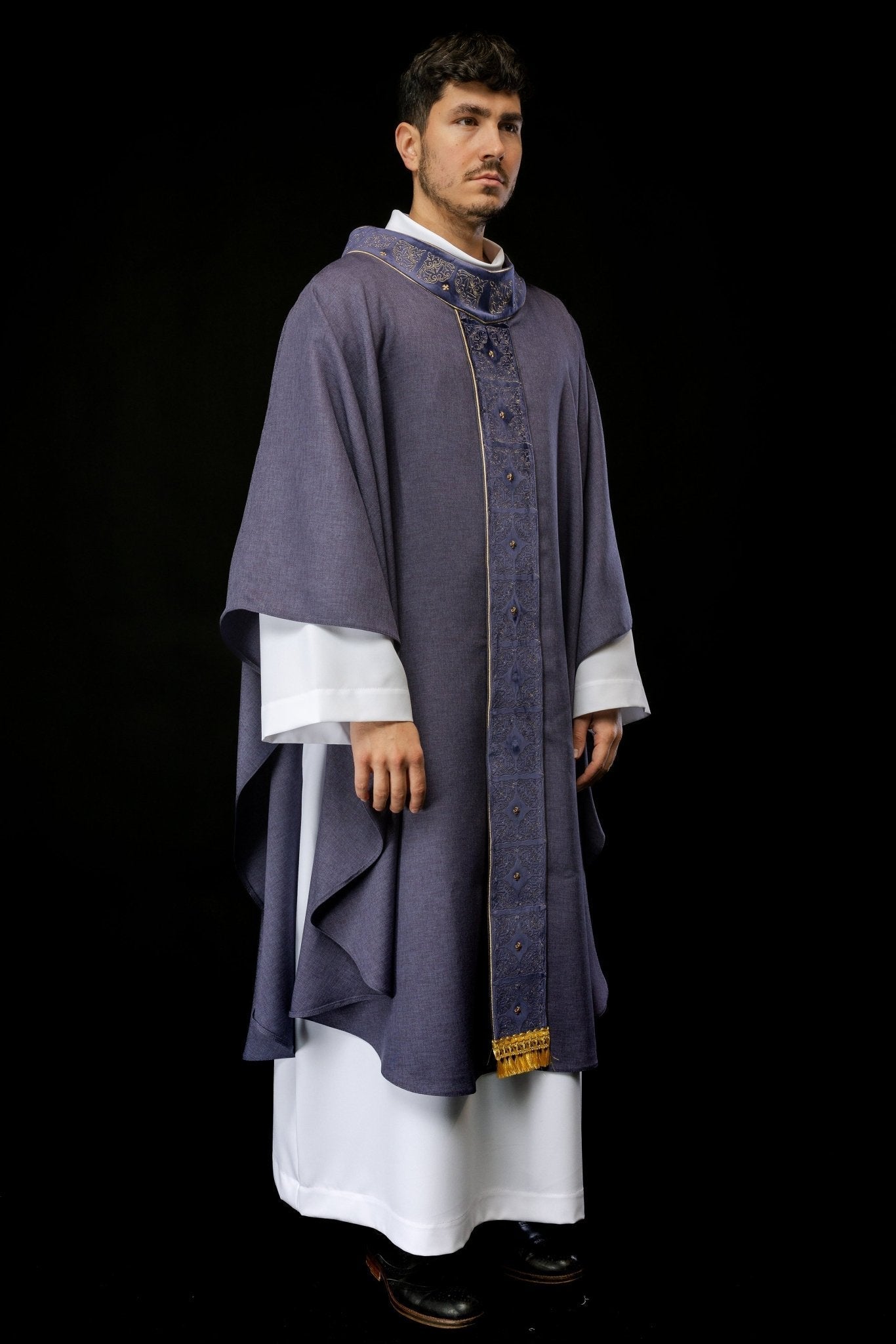 Chasuble avec ceinture et col richement brodés en violet S - 7057 - 03 - 70 - CHASUBLES.FR