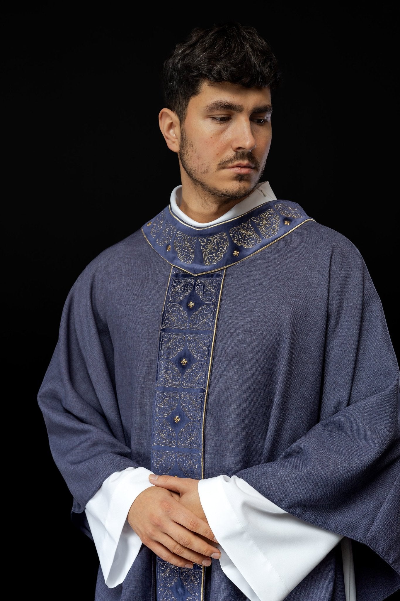 Chasuble avec ceinture et col richement brodés en violet S - 7057 - 03 - 70 - CHASUBLES.FR