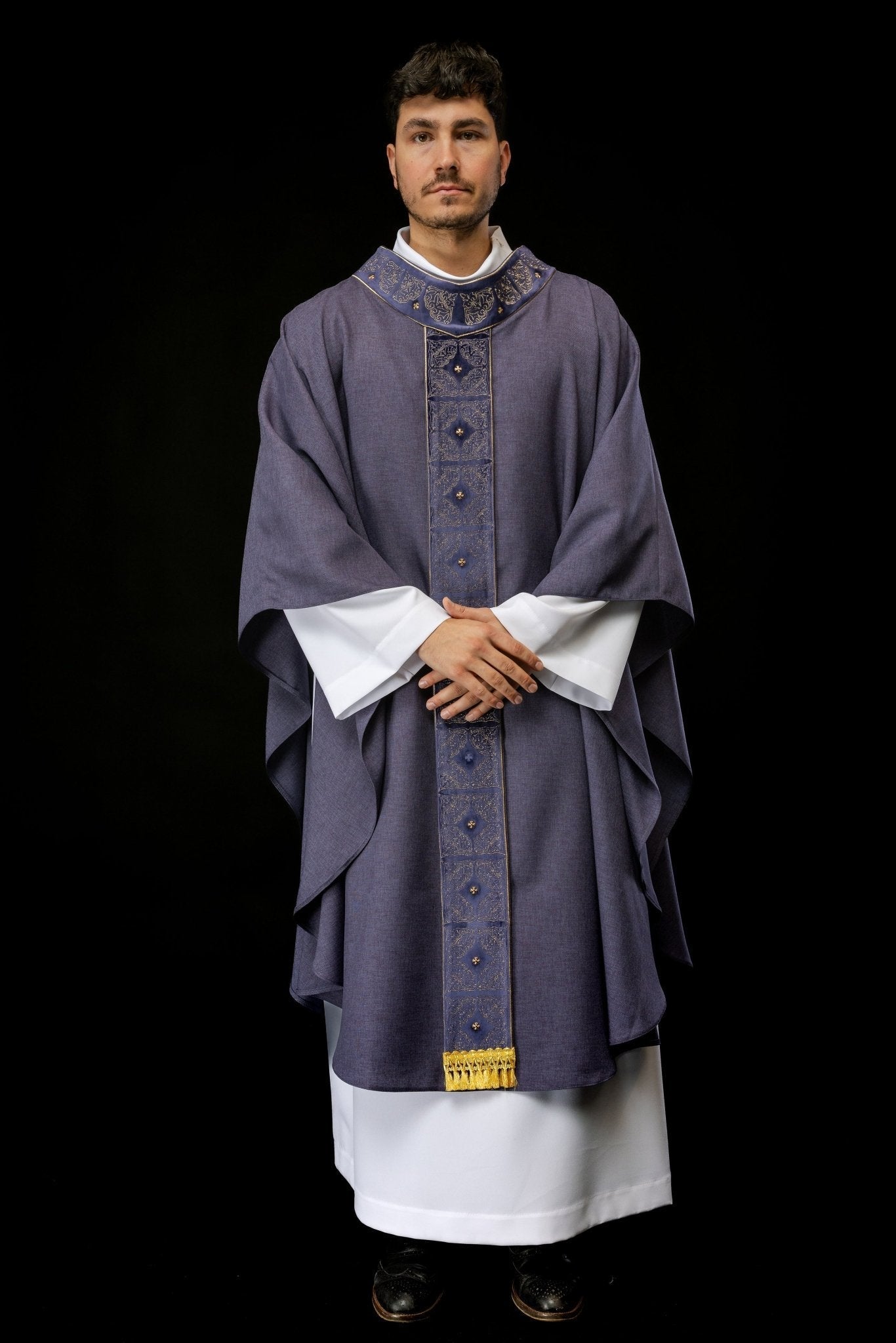 Chasuble avec ceinture et col richement brodés en violet S - 7057 - 03 - 70 - CHASUBLES.FR
