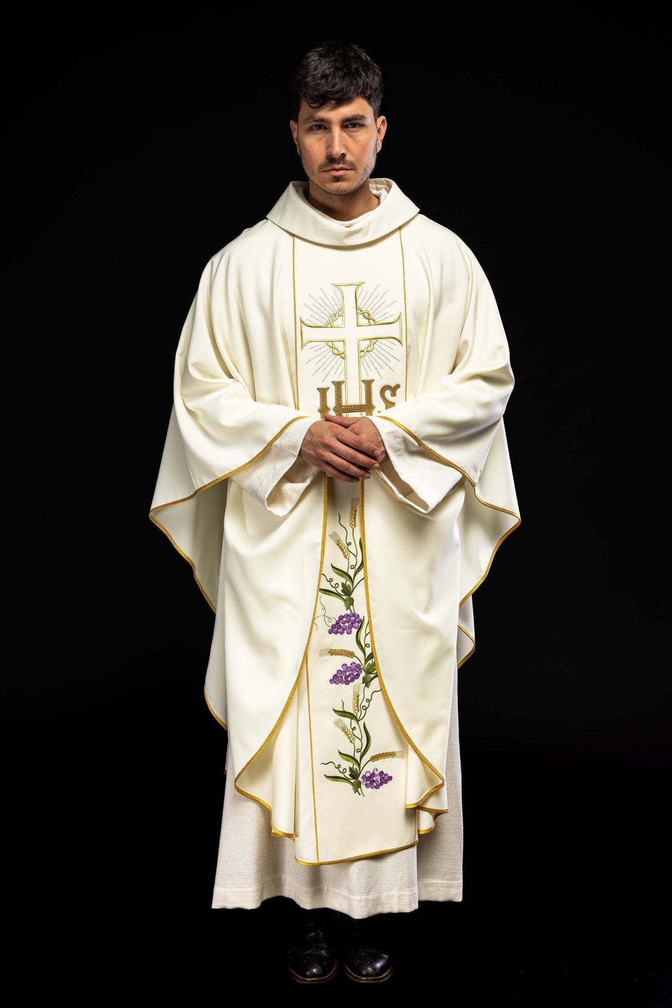 Chasuble avec ceinture IHS décorée de raisins et d'oreilles et passepoil doré KOR/214/05/01 ECRU - CHASUBLES.FR