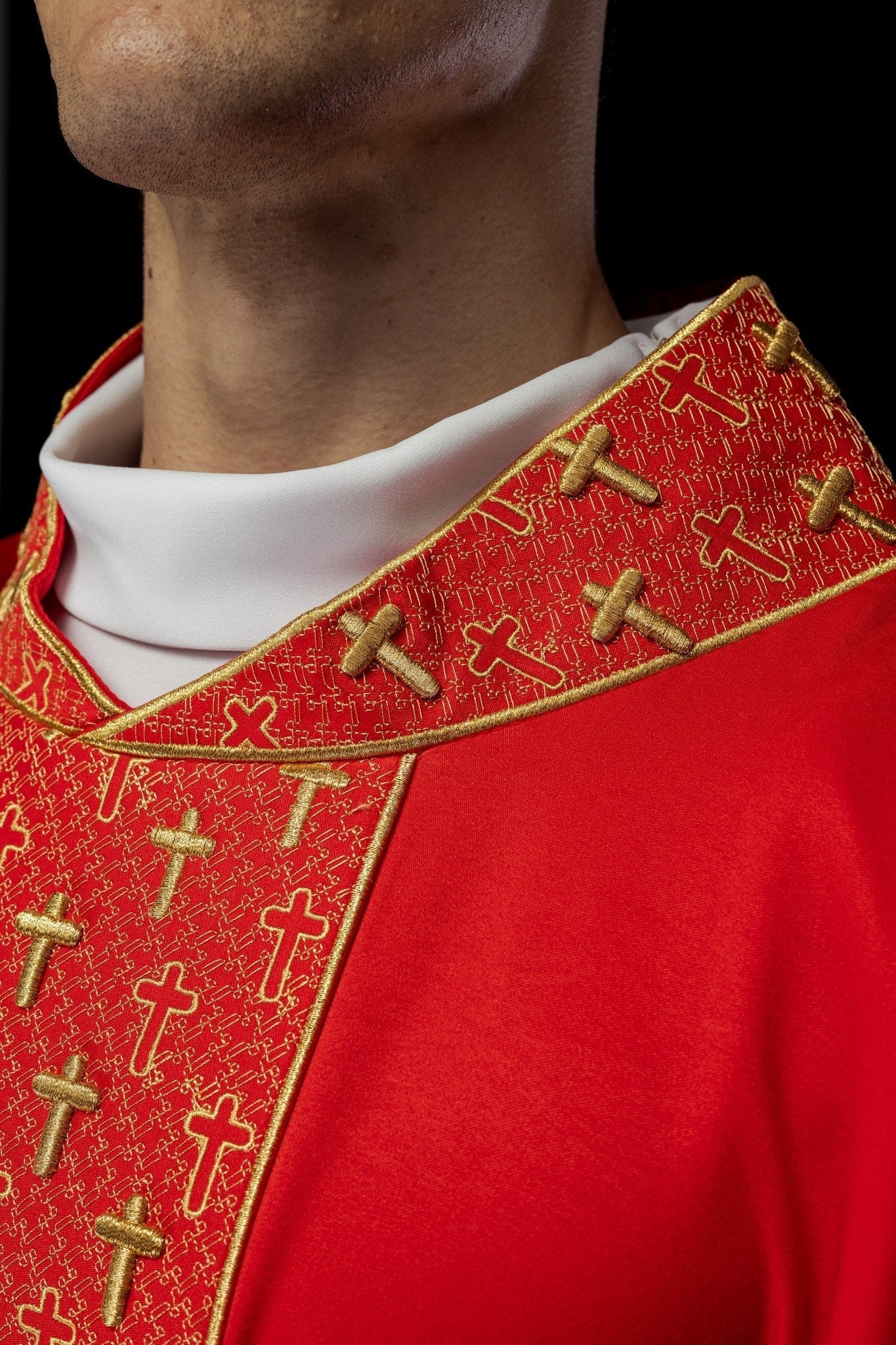 Chasuble avec ceinture richement brodée de croix en rouge S - 7062 - 02 - 53 - CHASUBLES.FR