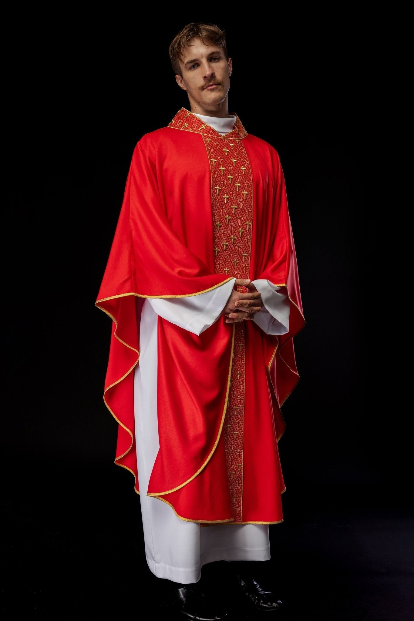 Chasuble avec ceinture richement brodée de croix en rouge S - 7062 - 02 - 53 - CHASUBLES.FR