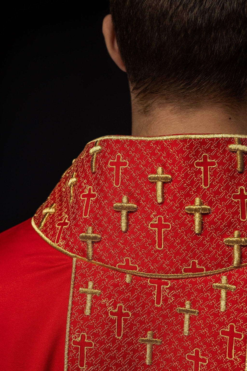 Chasuble avec ceinture richement brodée de croix en rouge S - 7062 - 02 - 53 - CHASUBLES.FR