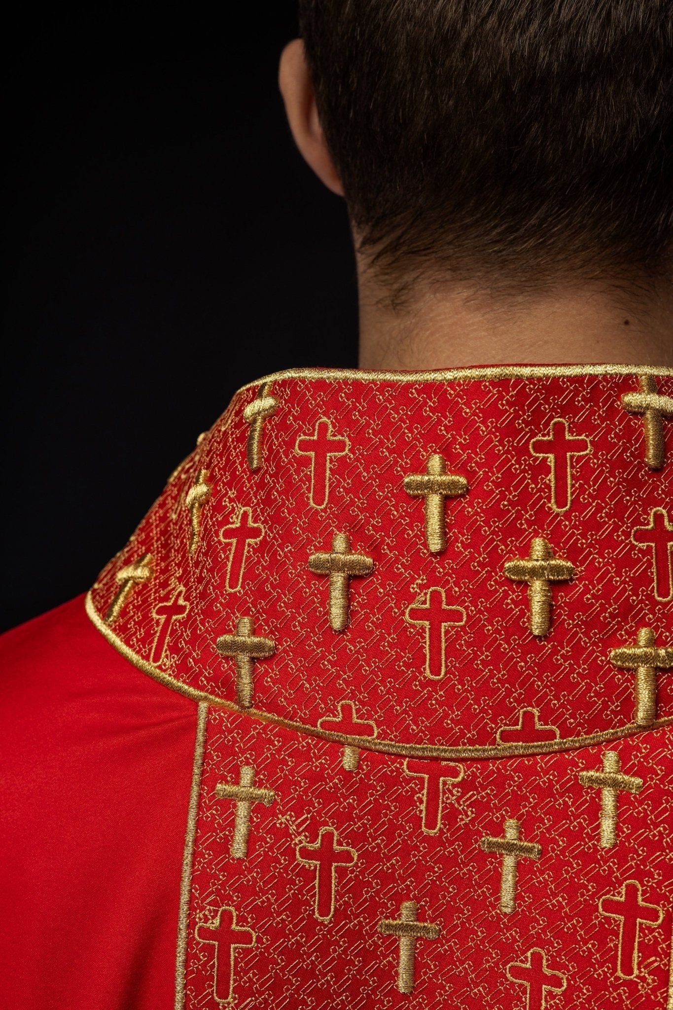 Chasuble avec ceinture richement brodée de croix en rouge S - 7062 - 02 - 53 - CHASUBLES.FR