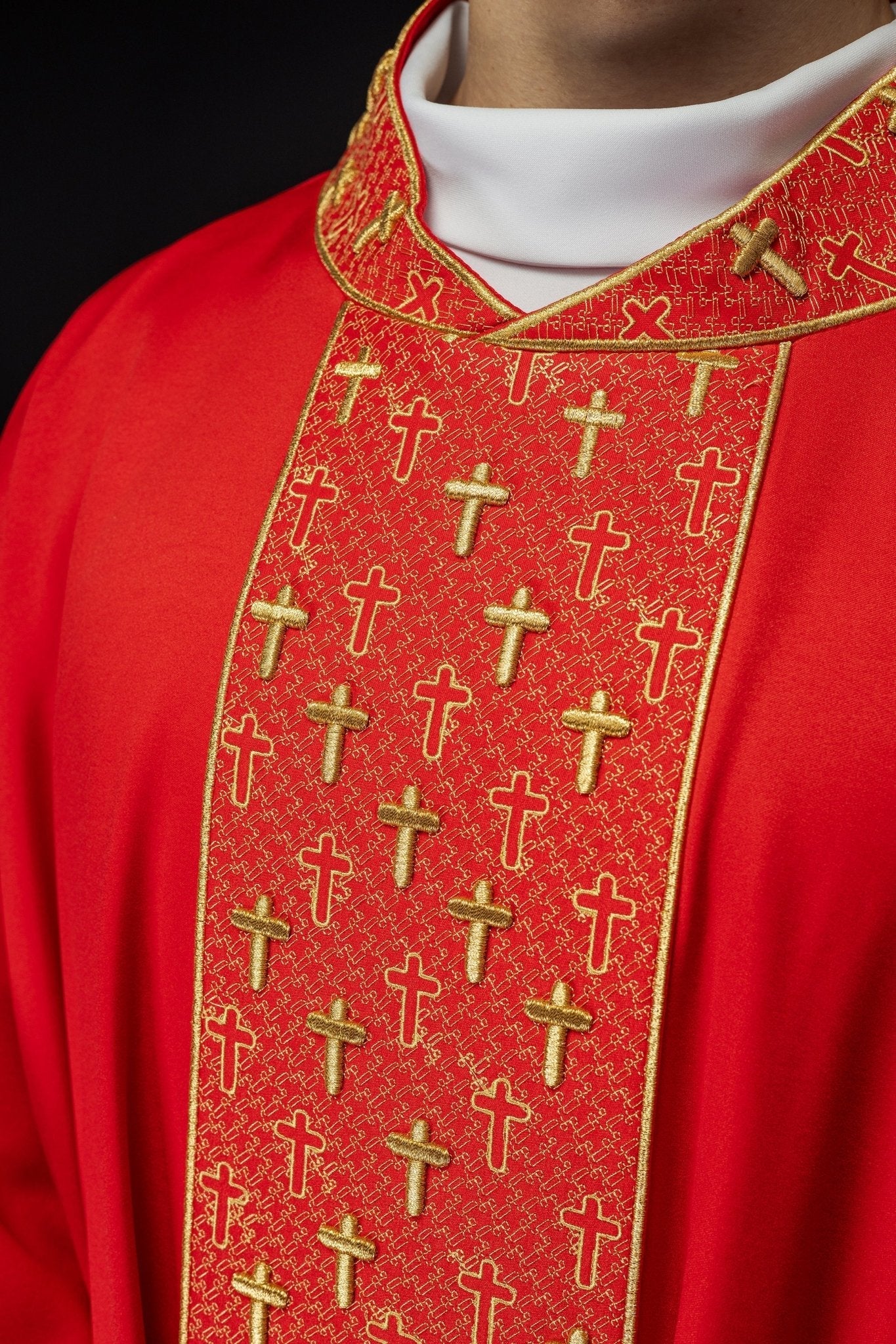 Chasuble avec ceinture richement brodée de croix en rouge S - 7062 - 02 - 53 - CHASUBLES.FR