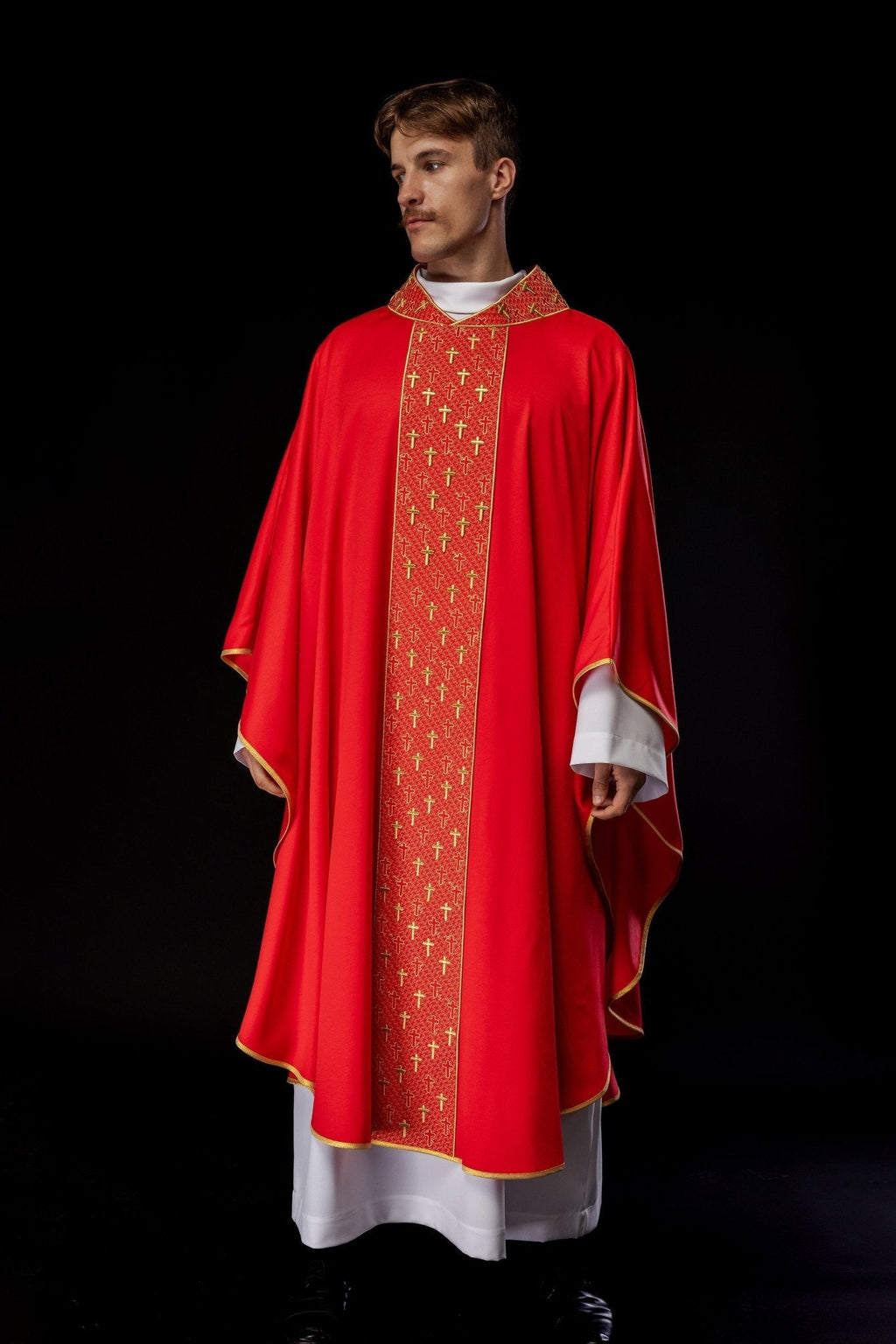 Chasuble avec ceinture richement brodée de croix en rouge S - 7062 - 02 - 53 - CHASUBLES.FR