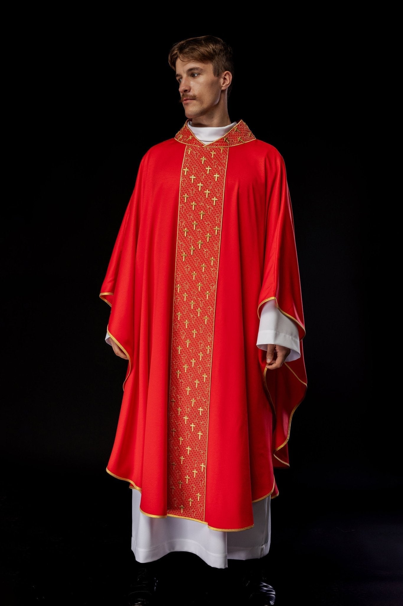 Chasuble avec ceinture richement brodée de croix en rouge S - 7062 - 02 - 53 - CHASUBLES.FR