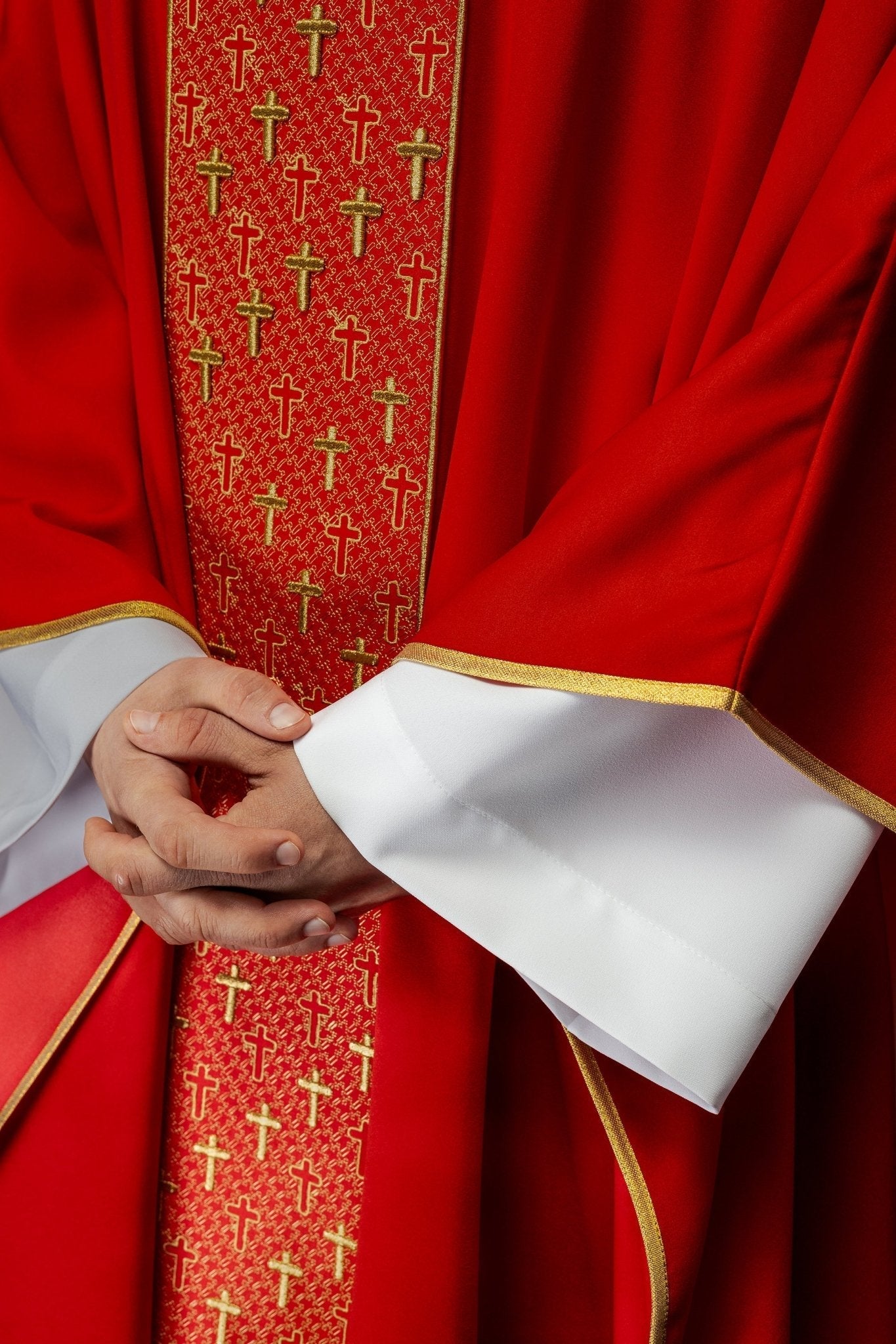 Chasuble avec ceinture richement brodée de croix en rouge S - 7062 - 02 - 53 - CHASUBLES.FR