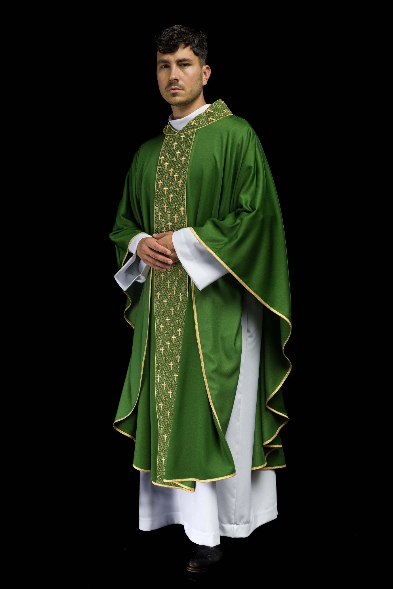 Chasuble avec ceinture richement brodée de croix en vert S-7062-01-53 - CHASUBLES.FR