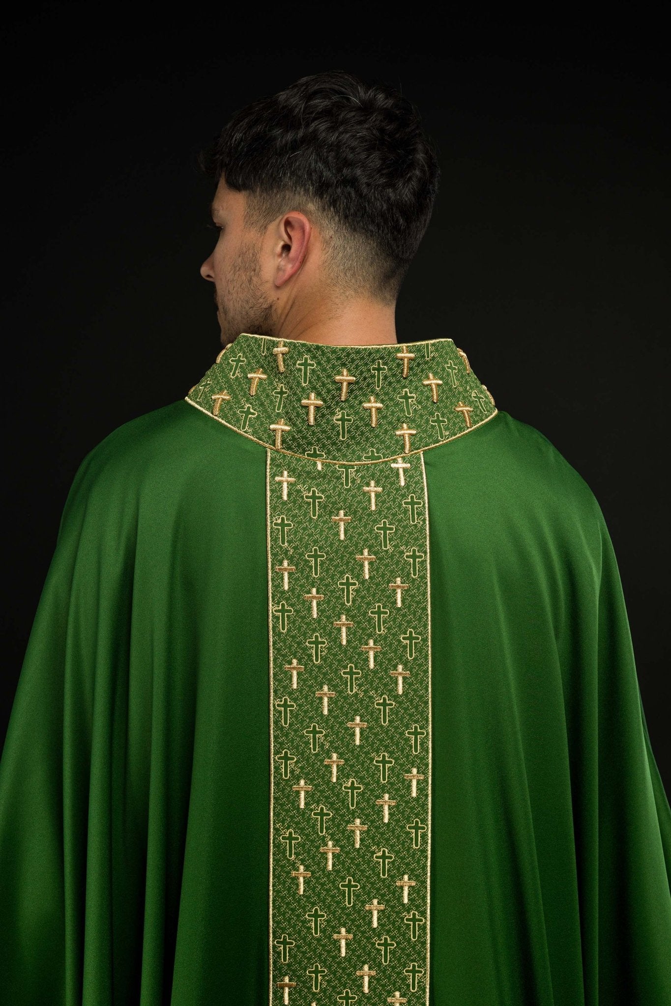 Chasuble avec ceinture richement brodée de croix en vert S-7062-01-53 - CHASUBLES.FR