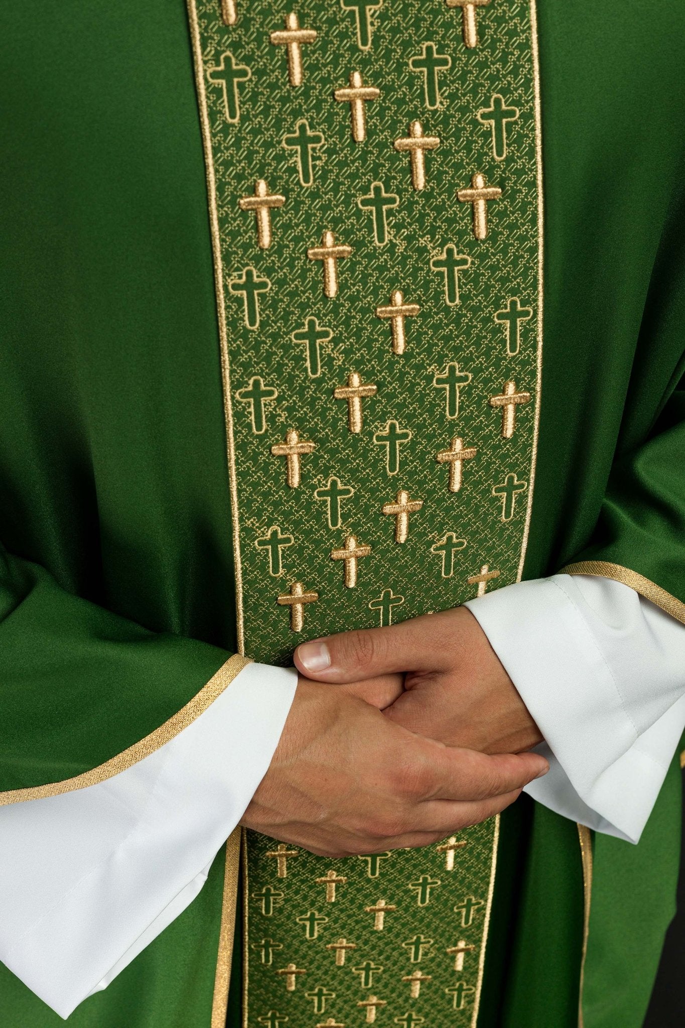 Chasuble avec ceinture richement brodée de croix en vert S-7062-01-53 - CHASUBLES.FR
