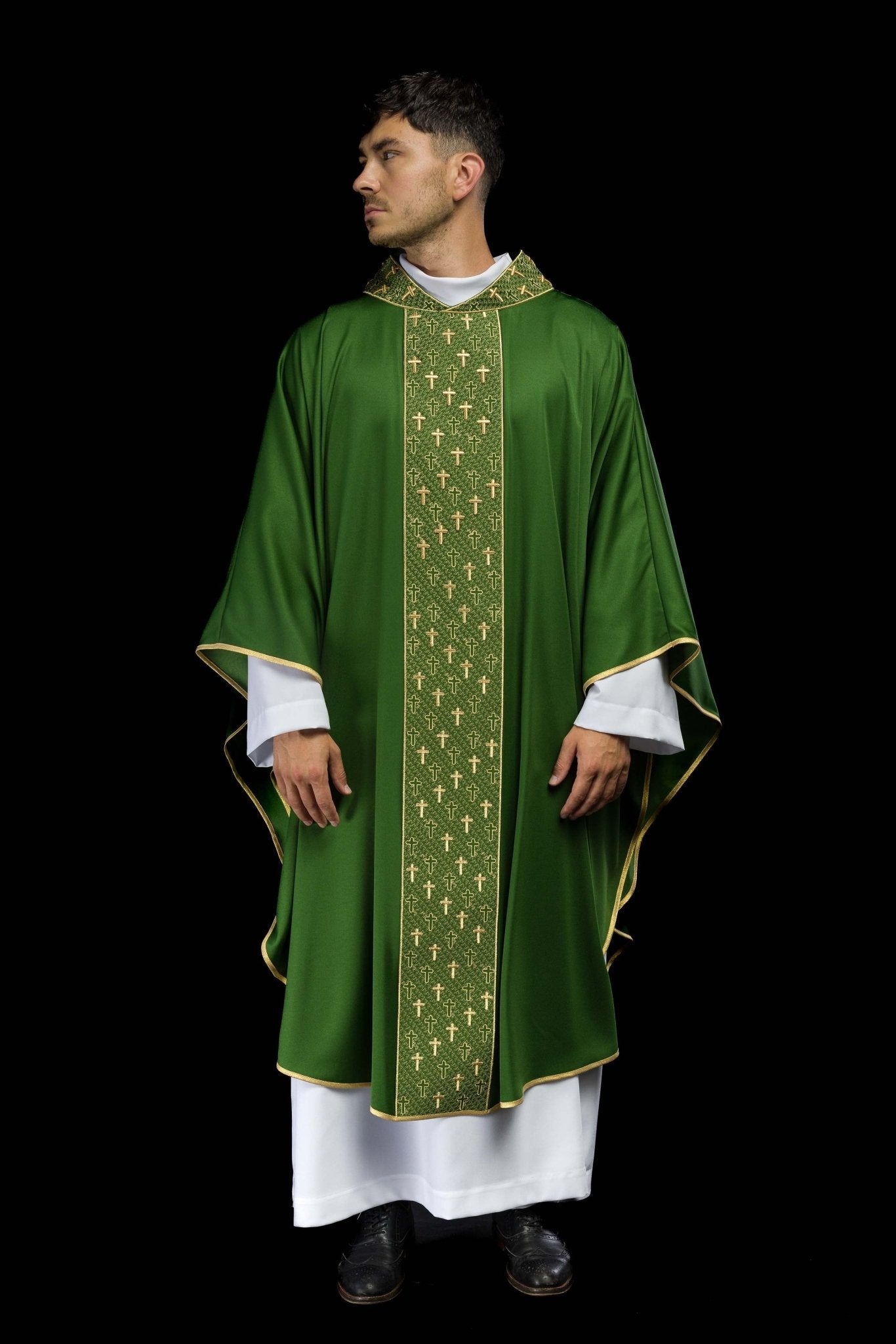 Chasuble avec ceinture richement brodée de croix en vert S-7062-01-53 - CHASUBLES.FR