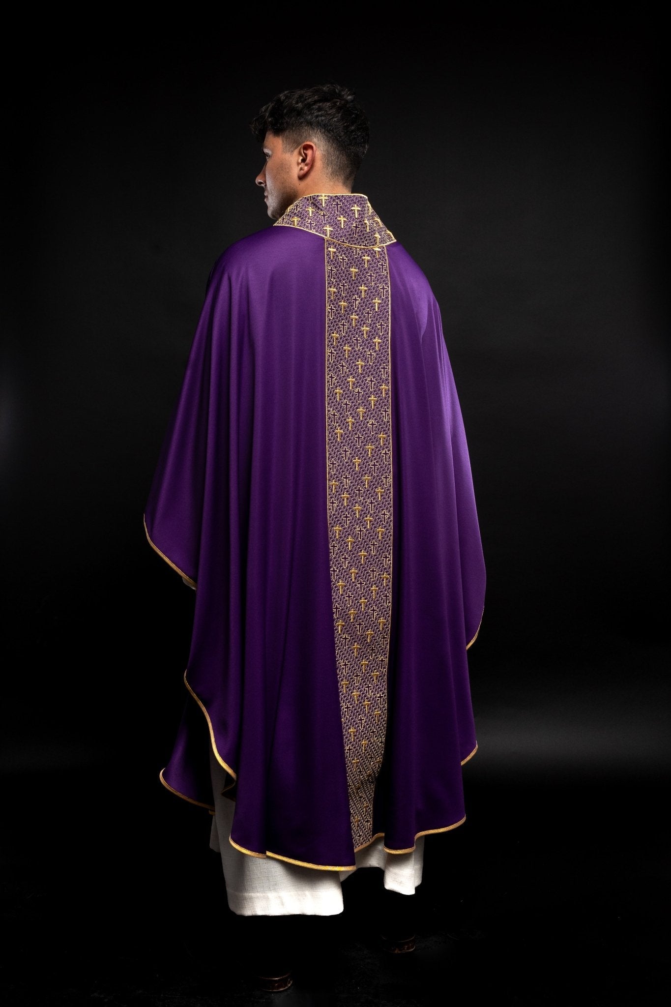 Chasuble avec ceinture richement brodée de croix en violet S - 7062 - 03 - 53 - CHASUBLES.FR