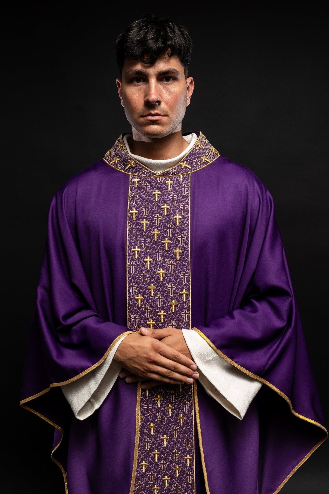 Chasuble avec ceinture richement brodée de croix en violet S - 7062 - 03 - 53 - CHASUBLES.FR