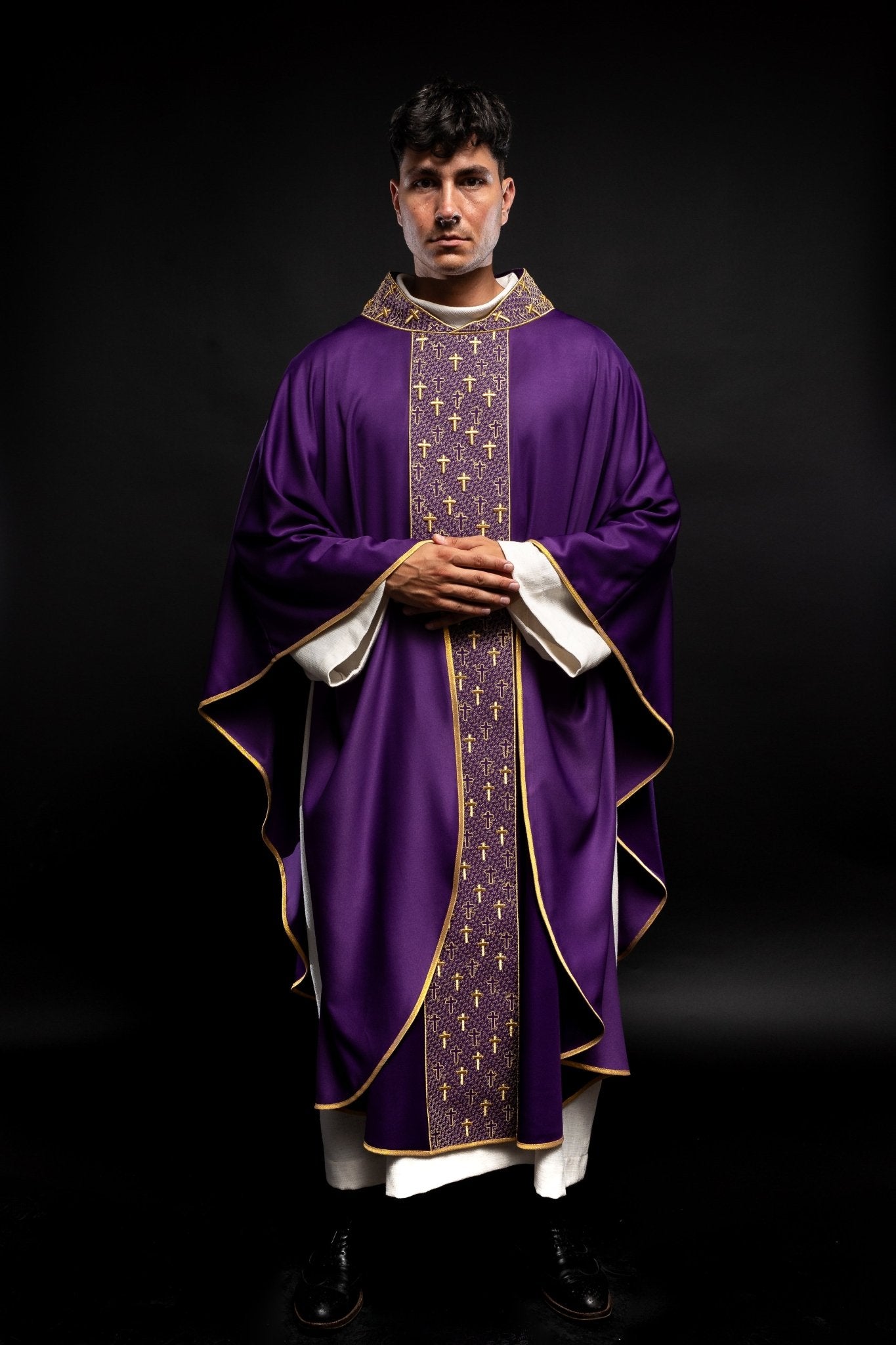 Chasuble avec ceinture richement brodée de croix en violet S - 7062 - 03 - 53 - CHASUBLES.FR