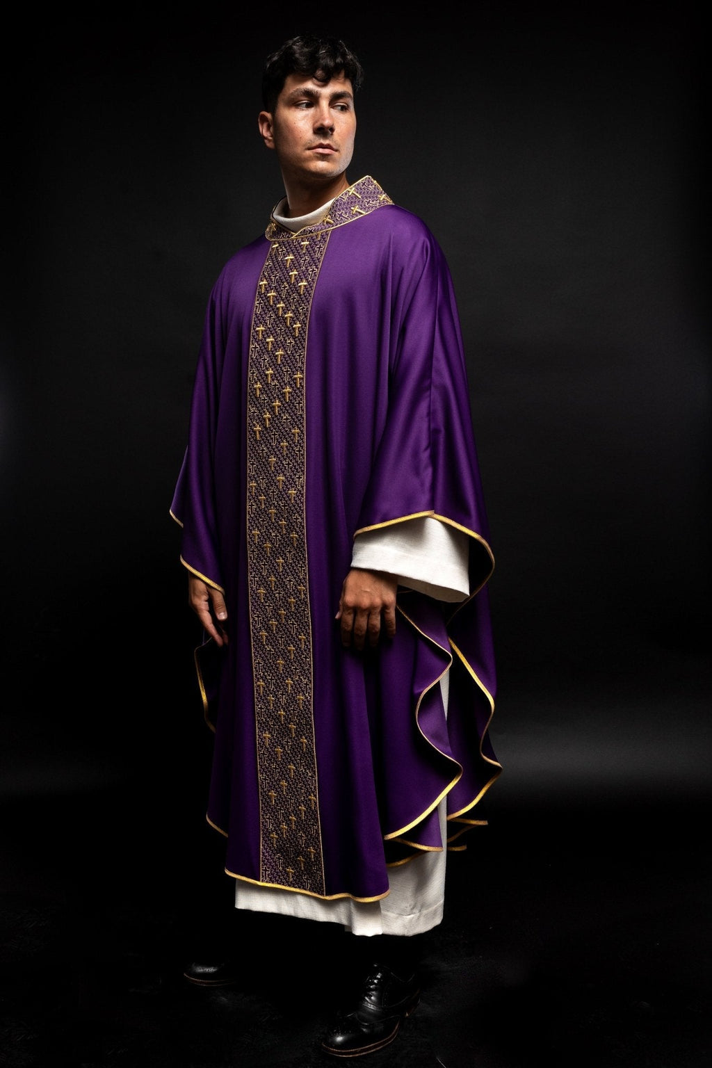 Chasuble avec ceinture richement brodée de croix en violet S - 7062 - 03 - 53 - CHASUBLES.FR