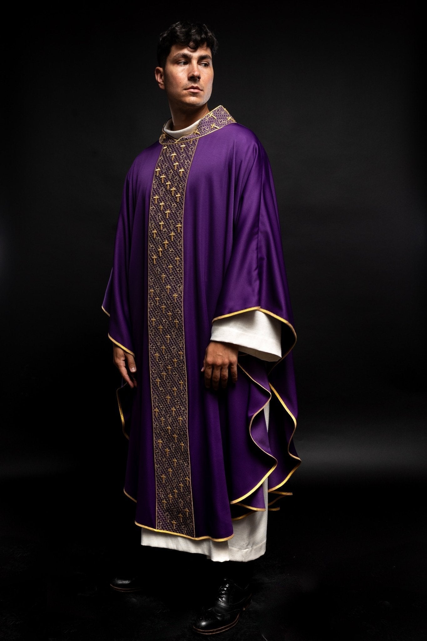 Chasuble avec ceinture richement brodée de croix en violet S - 7062 - 03 - 53 - CHASUBLES.FR