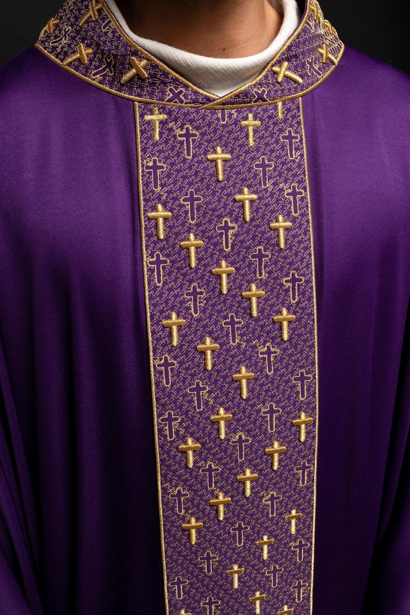 Chasuble avec ceinture richement brodée de croix en violet S - 7062 - 03 - 53 - CHASUBLES.FR