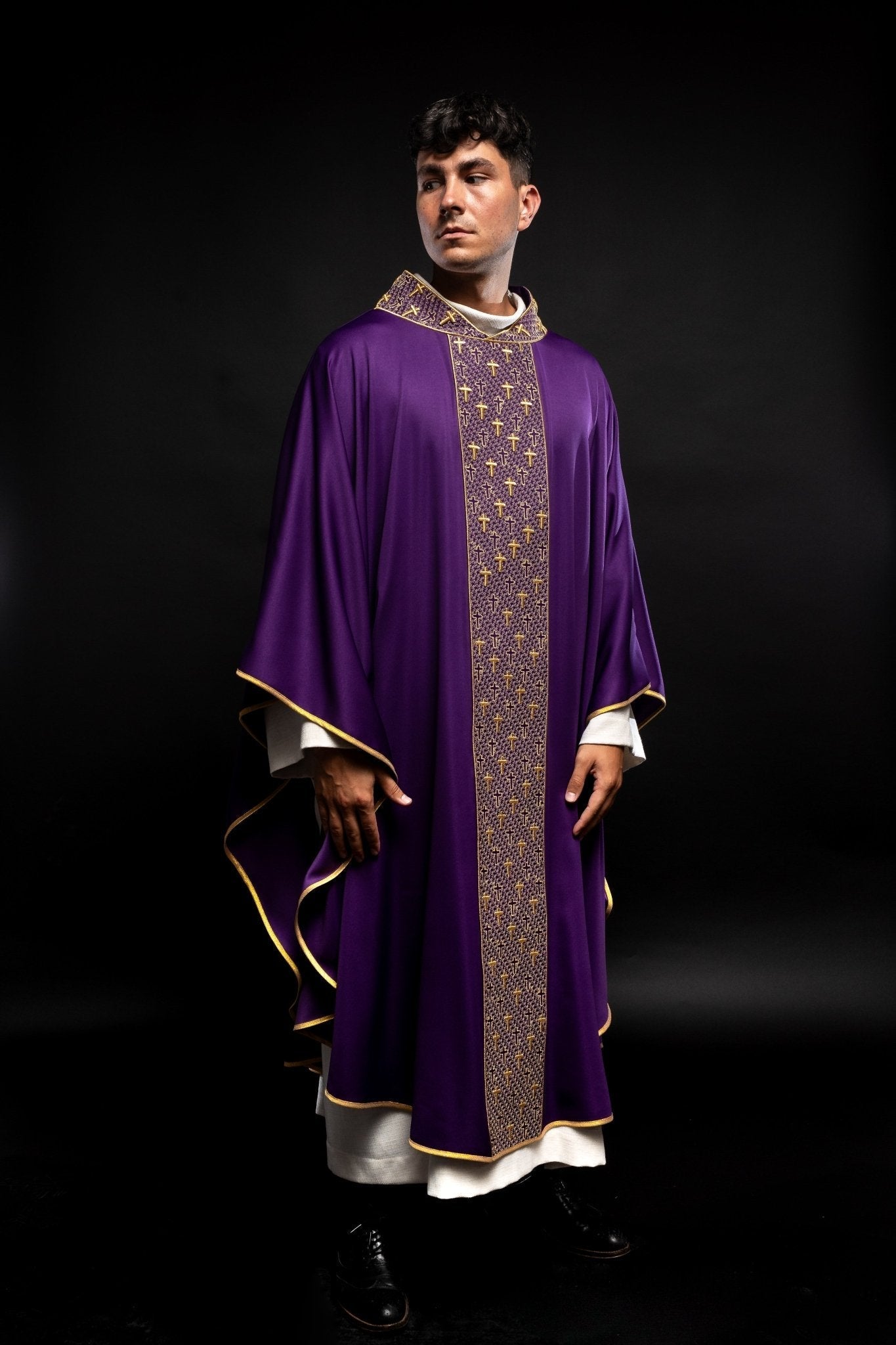 Chasuble avec ceinture richement brodée de croix en violet S - 7062 - 03 - 53 - CHASUBLES.FR