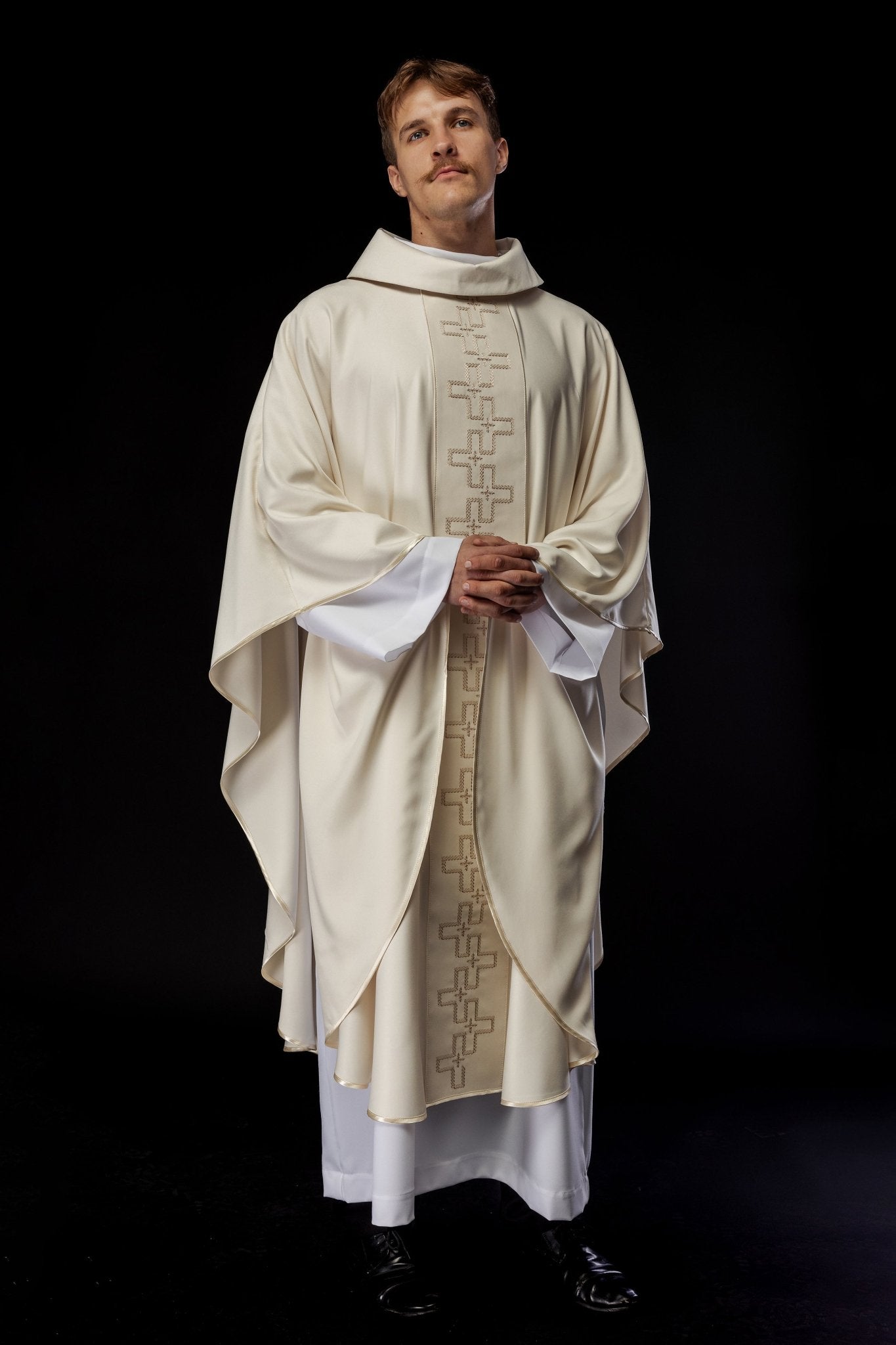Chasuble avec ceinture richement brodée en croix écru S - 7060 - 05 - 53 - CHASUBLES.FR