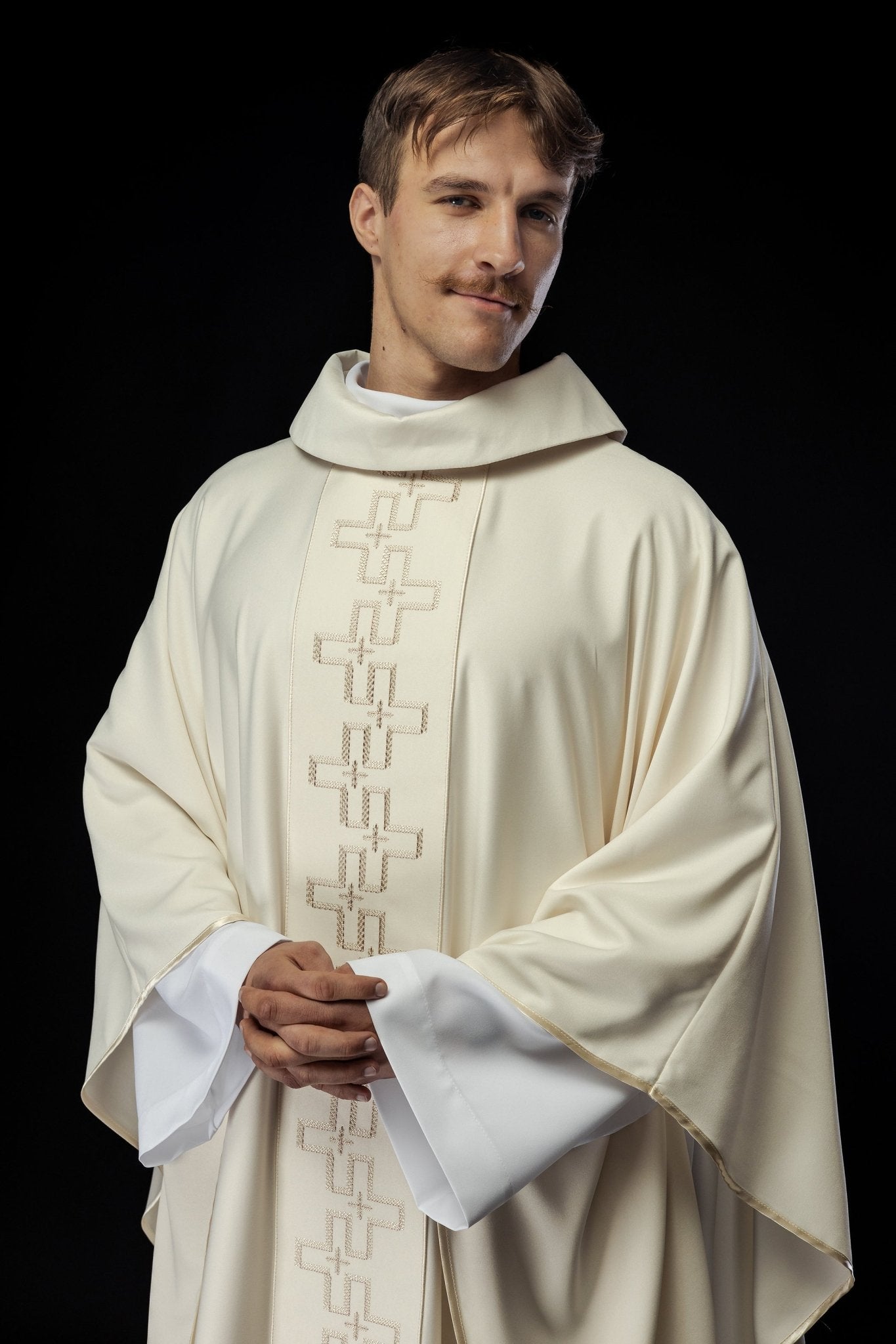 Chasuble avec ceinture richement brodée en croix écru S - 7060 - 05 - 53 - CHASUBLES.FR