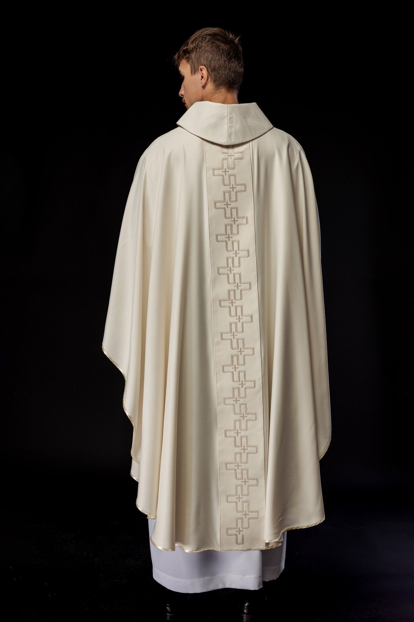 Chasuble avec ceinture richement brodée en croix écru S - 7060 - 05 - 53 - CHASUBLES.FR