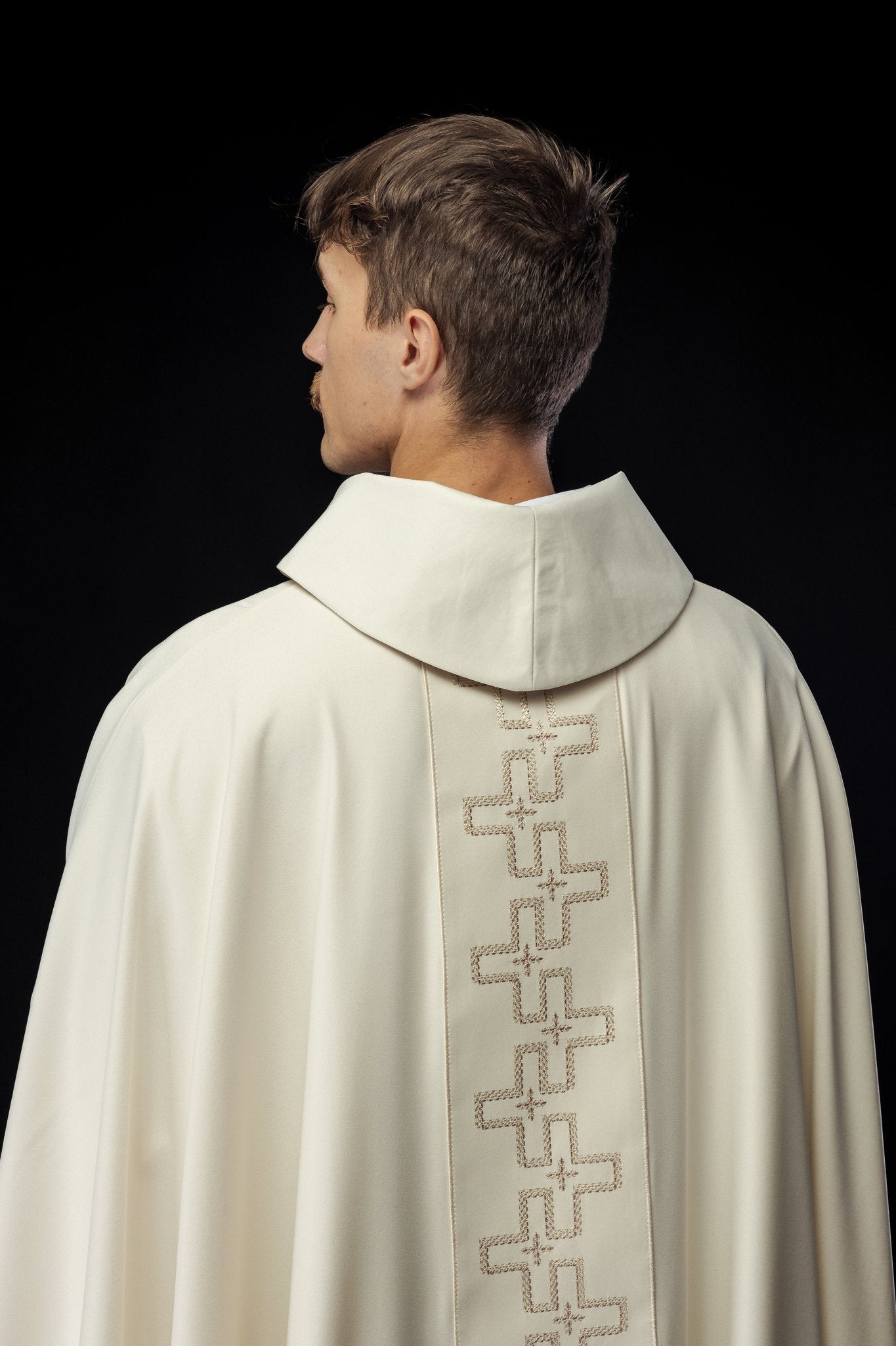 Chasuble avec ceinture richement brodée en croix écru S - 7060 - 05 - 53 - CHASUBLES.FR