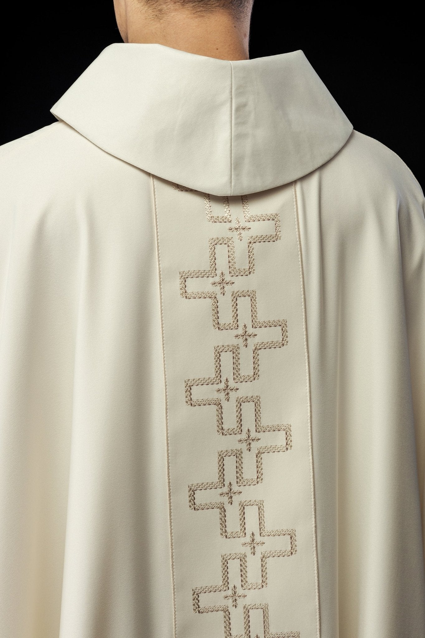 Chasuble avec ceinture richement brodée en croix écru S - 7060 - 05 - 53 - CHASUBLES.FR