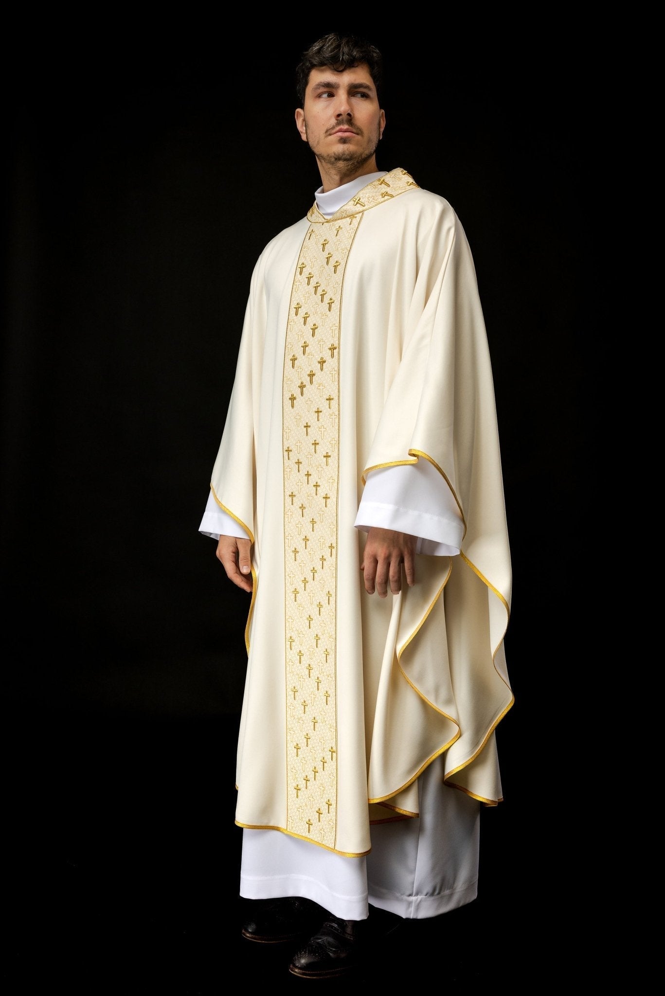 Chasuble avec ceinture richement brodée en croix écrues S - 7062 - 05 - 53 - CHASUBLES.FR