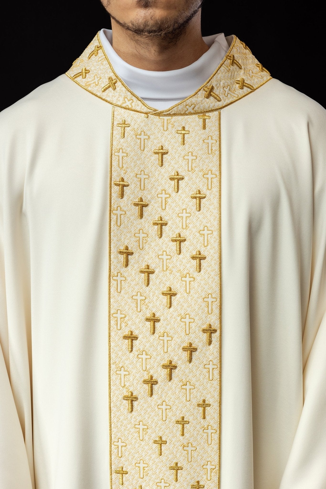 Chasuble avec ceinture richement brodée en croix écrues S - 7062 - 05 - 53 - CHASUBLES.FR