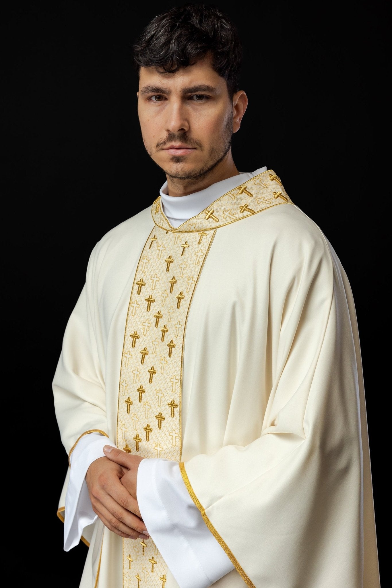 Chasuble avec ceinture richement brodée en croix écrues S - 7062 - 05 - 53 - CHASUBLES.FR