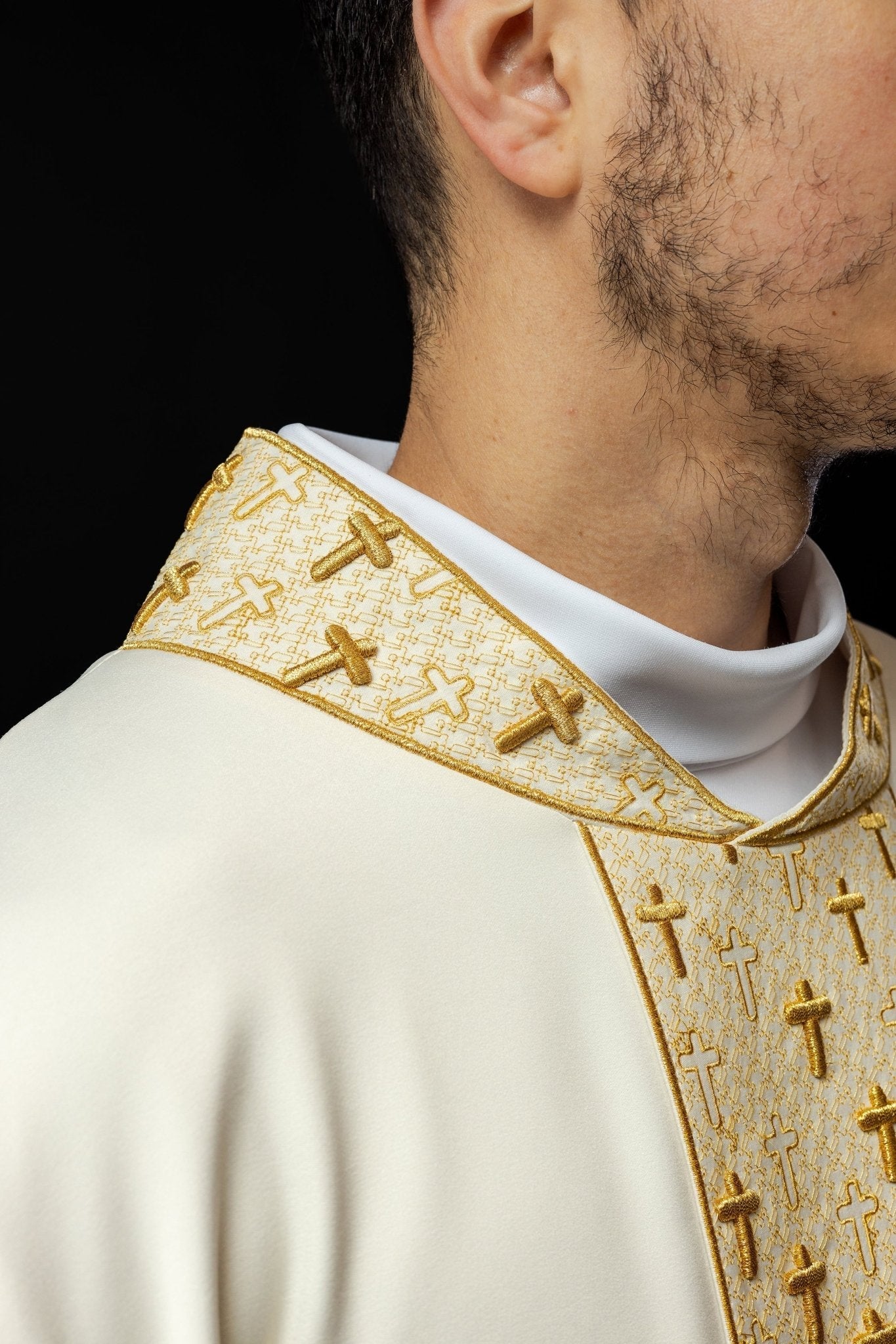 Chasuble avec ceinture richement brodée en croix écrues S - 7062 - 05 - 53 - CHASUBLES.FR