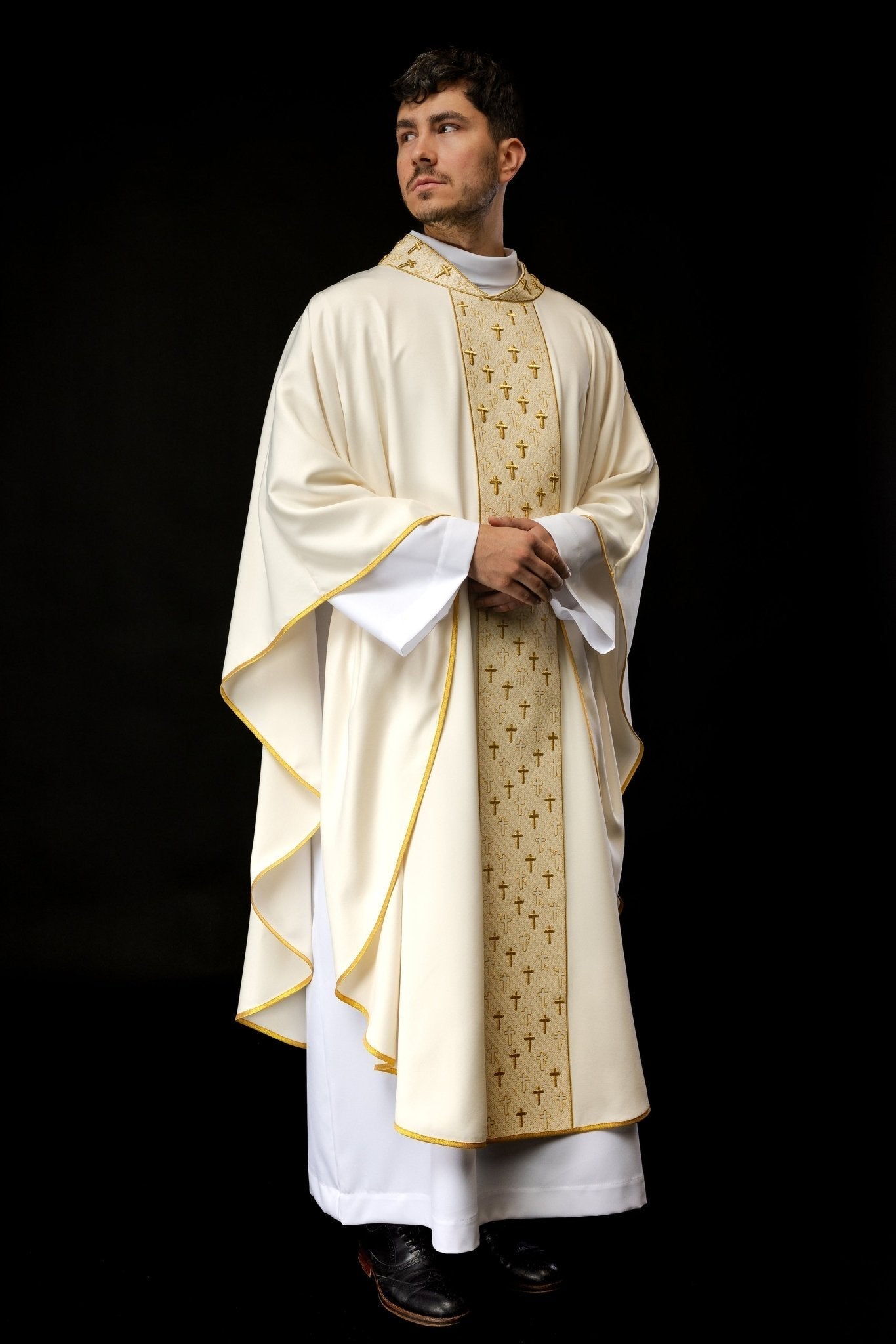 Chasuble avec ceinture richement brodée en croix écrues S - 7062 - 05 - 53 - CHASUBLES.FR
