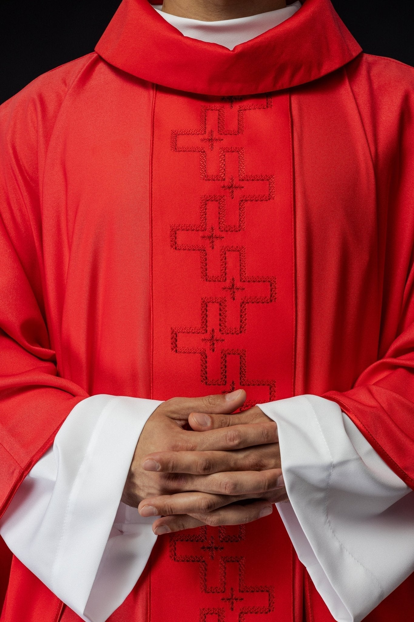 Chasuble avec ceinture richement brodée en croix rouge S - 7060 - 02 - 53 - CHASUBLES.FR