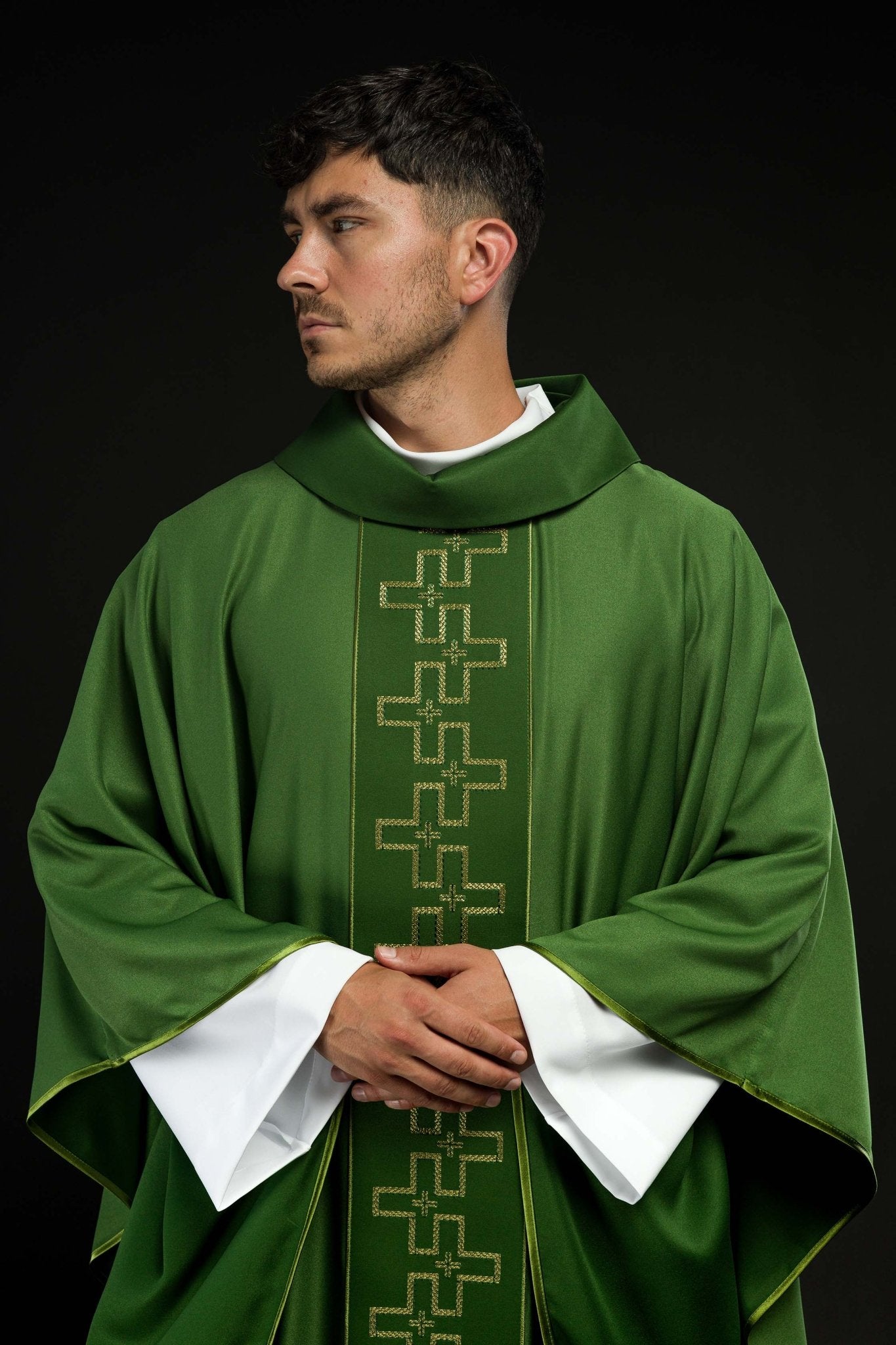 Chasuble avec ceinture richement brodée en croix verte S-7060-01-53 - CHASUBLES.FR