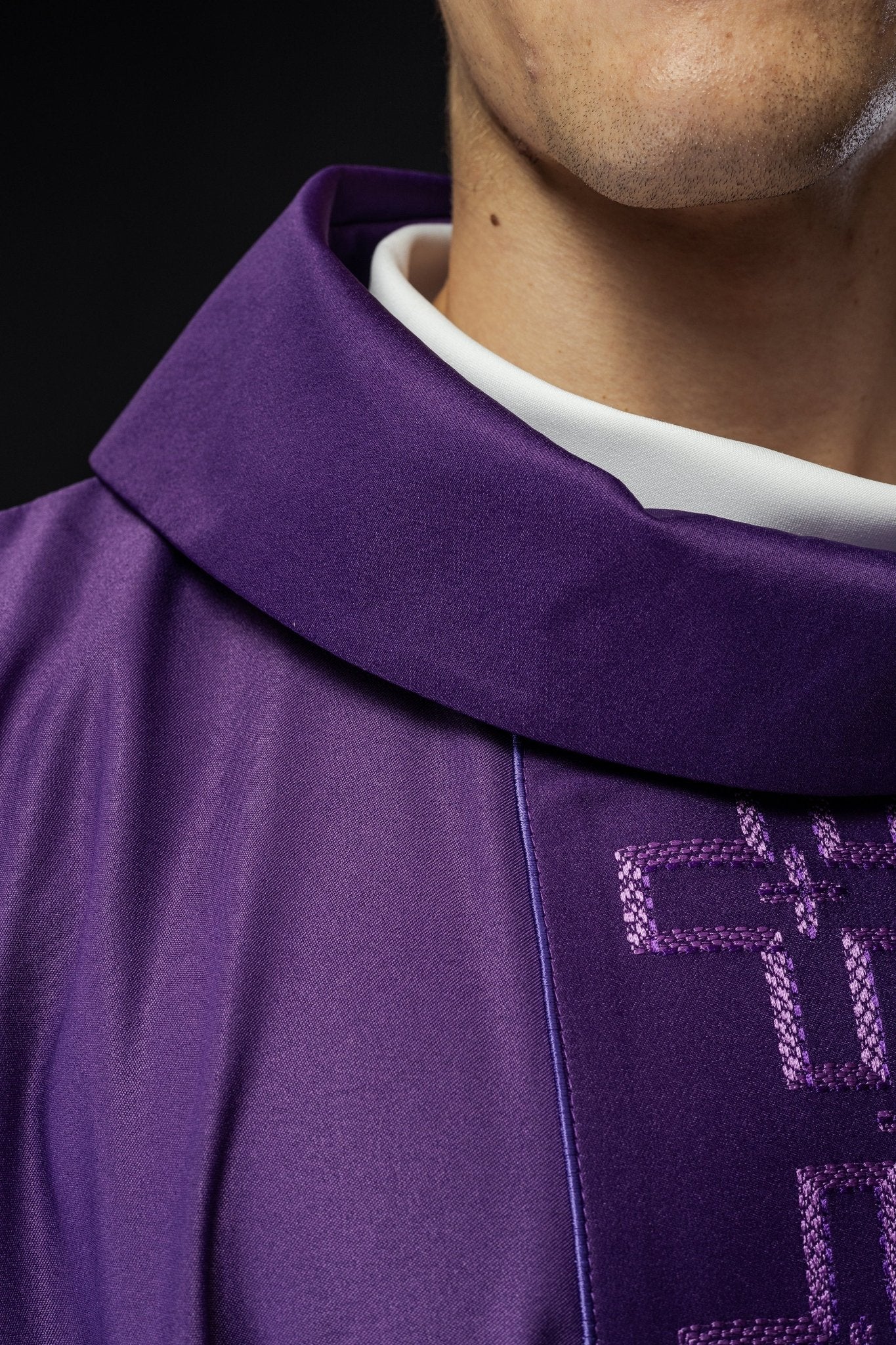 Chasuble avec ceinture richement brodée en croix violet S - 7060 - 03 - 53 - CHASUBLES.FR