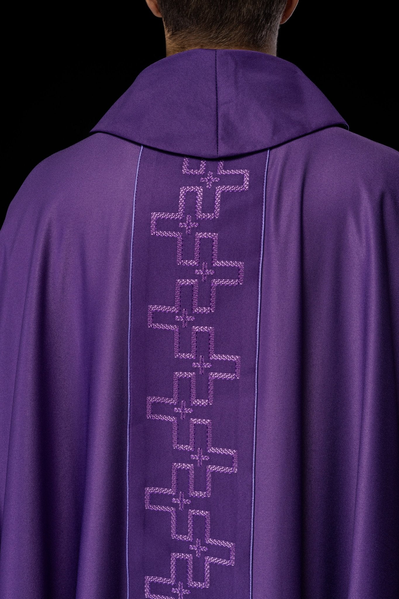 Chasuble avec ceinture richement brodée en croix violet S - 7060 - 03 - 53 - CHASUBLES.FR