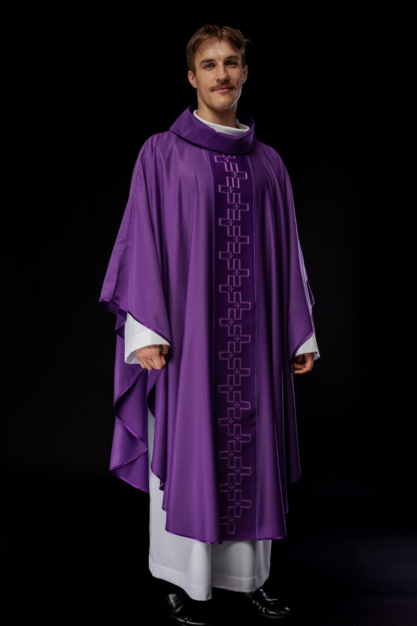 Chasuble avec ceinture richement brodée en croix violet S - 7060 - 03 - 53 - CHASUBLES.FR