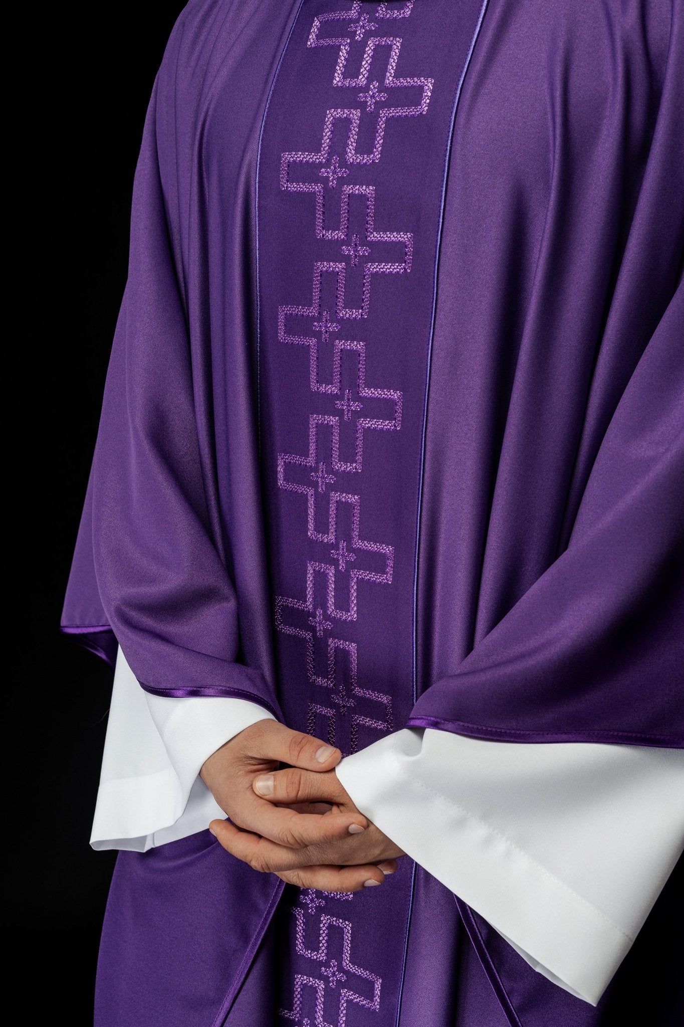Chasuble avec ceinture richement brodée en croix violet S - 7060 - 03 - 53 - CHASUBLES.FR