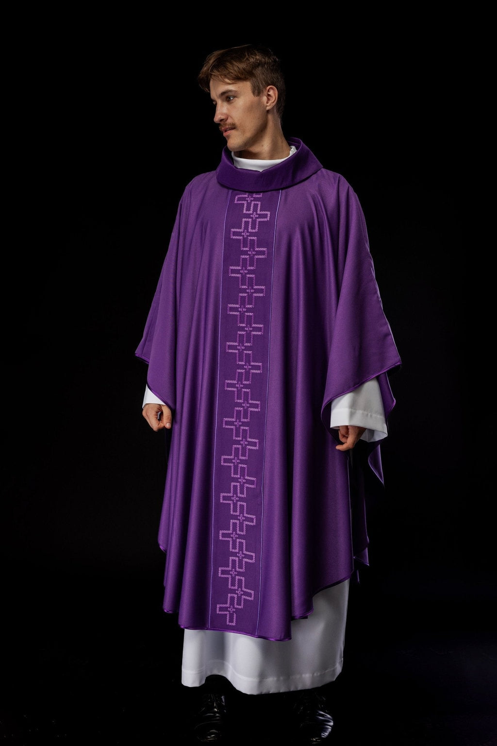 Chasuble avec ceinture richement brodée en croix violet S - 7060 - 03 - 53 - CHASUBLES.FR
