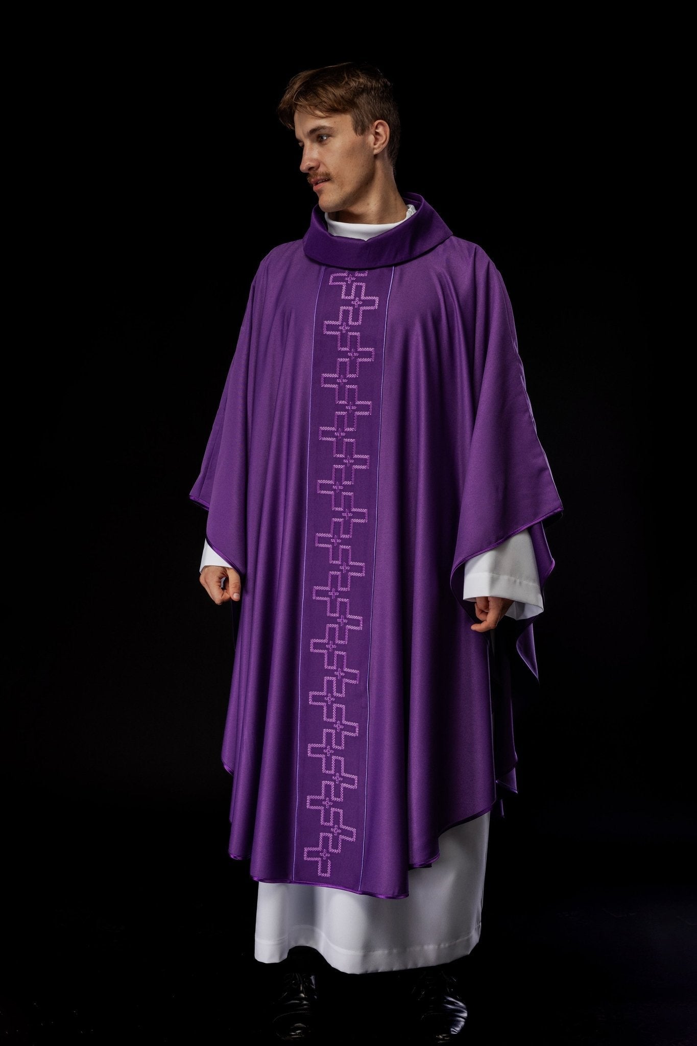 Chasuble avec ceinture richement brodée en croix violet S - 7060 - 03 - 53 - CHASUBLES.FR
