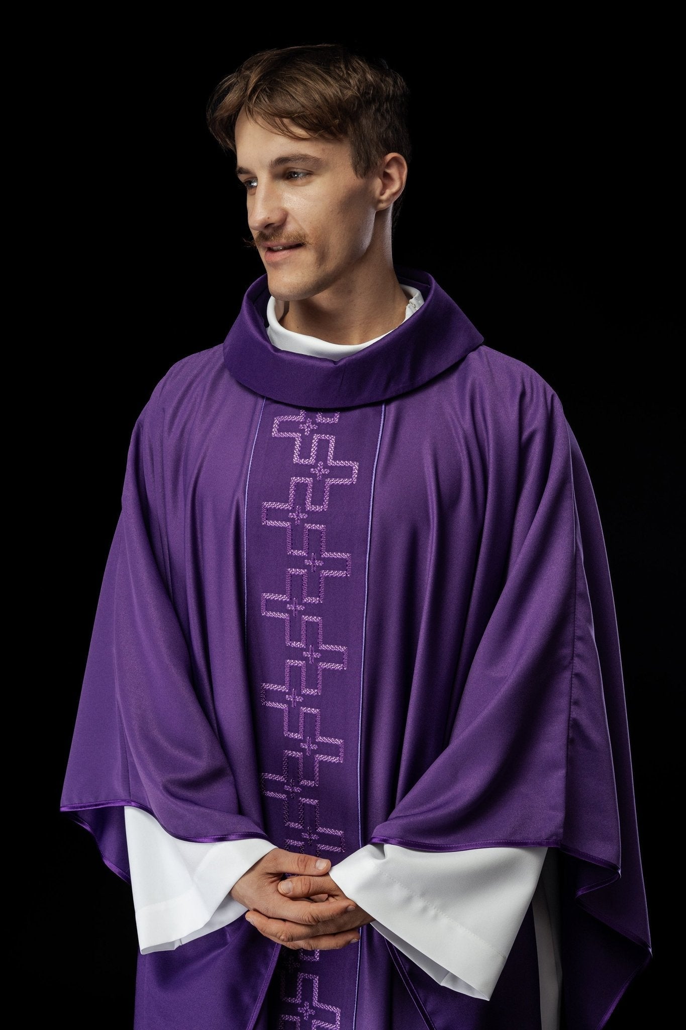 Chasuble avec ceinture richement brodée en croix violet S - 7060 - 03 - 53 - CHASUBLES.FR